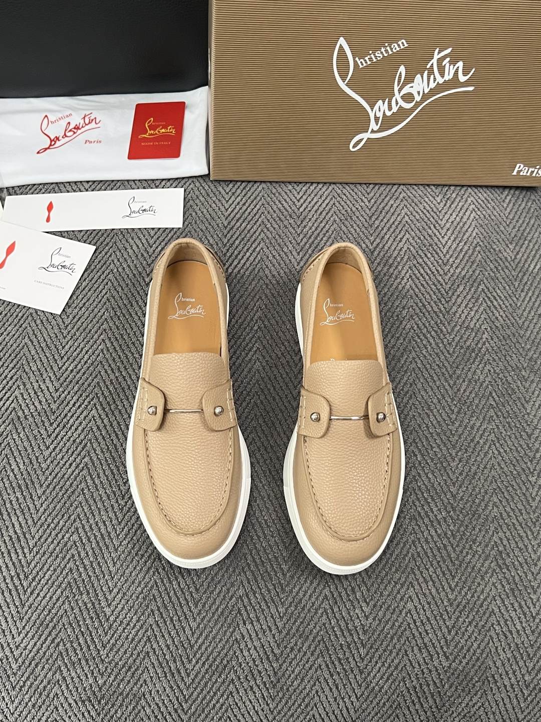 christian louboutin  高品质  顶级工艺品  CL红底  专柜同步原厂配置，意大利进口牛皮面料，进口