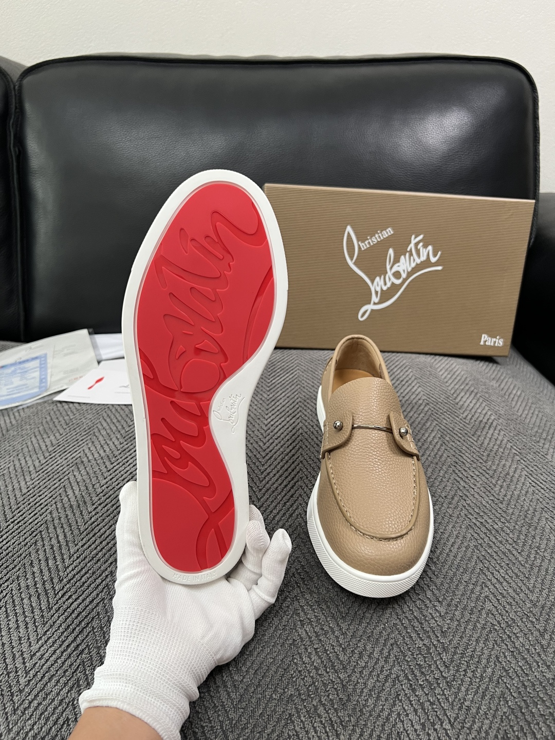 christian louboutin  高品质  顶级工艺品  CL红底  专柜同步原厂配置，意大利进口牛皮面料，进口