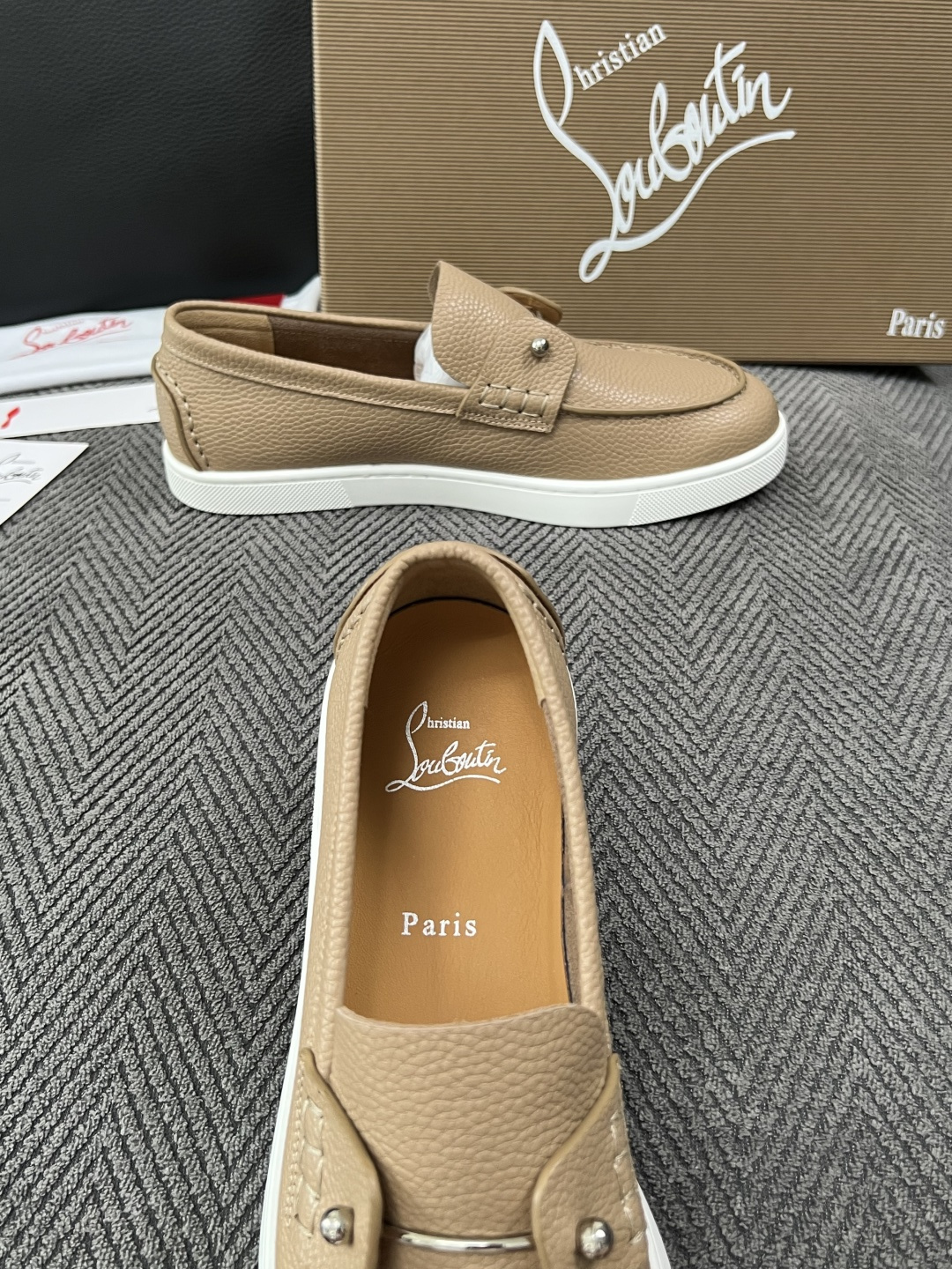 christian louboutin  高品质  顶级工艺品  CL红底  专柜同步原厂配置，意大利进口牛皮面料，进口