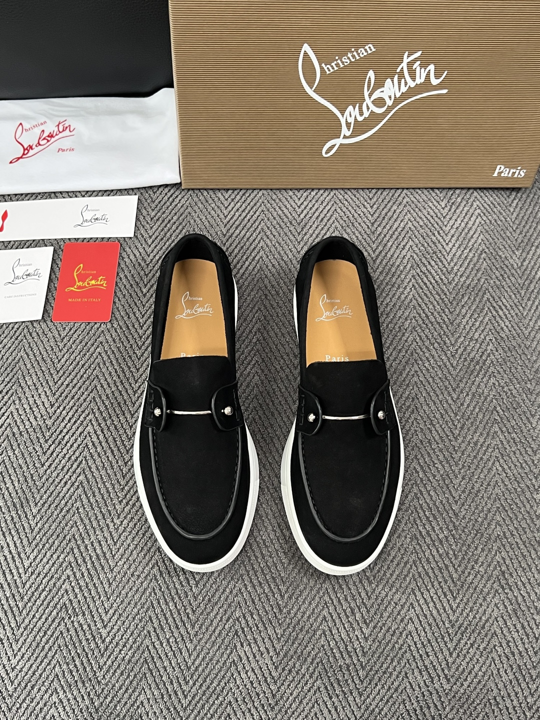 christian louboutin  高品质  顶级工艺品  CL红底  专柜同步原厂配置，意大利进口牛皮面料，进口