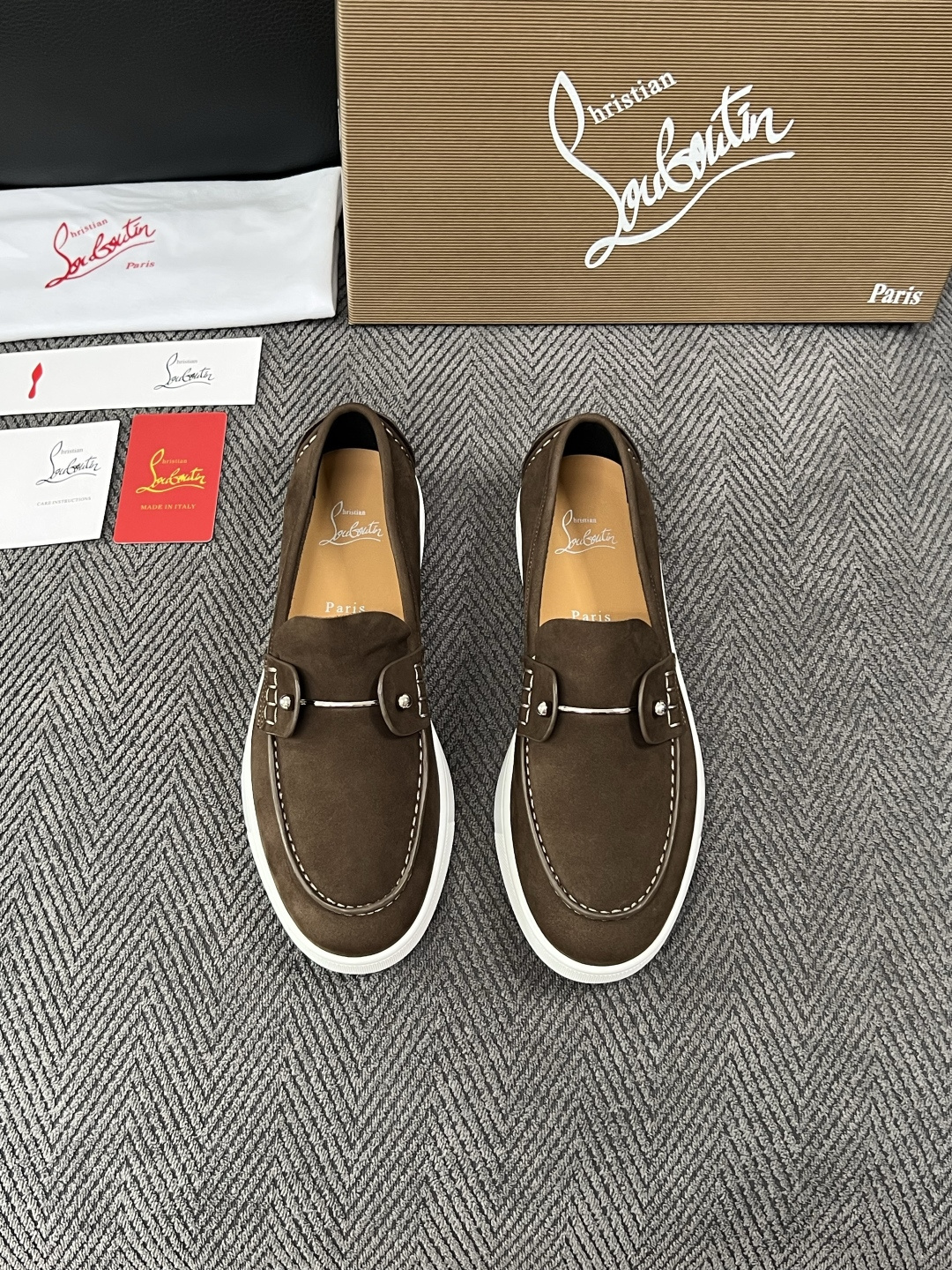 christian louboutin  高品质  顶级工艺品  CL红底  专柜同步原厂配置，意大利进口牛皮面料，进口