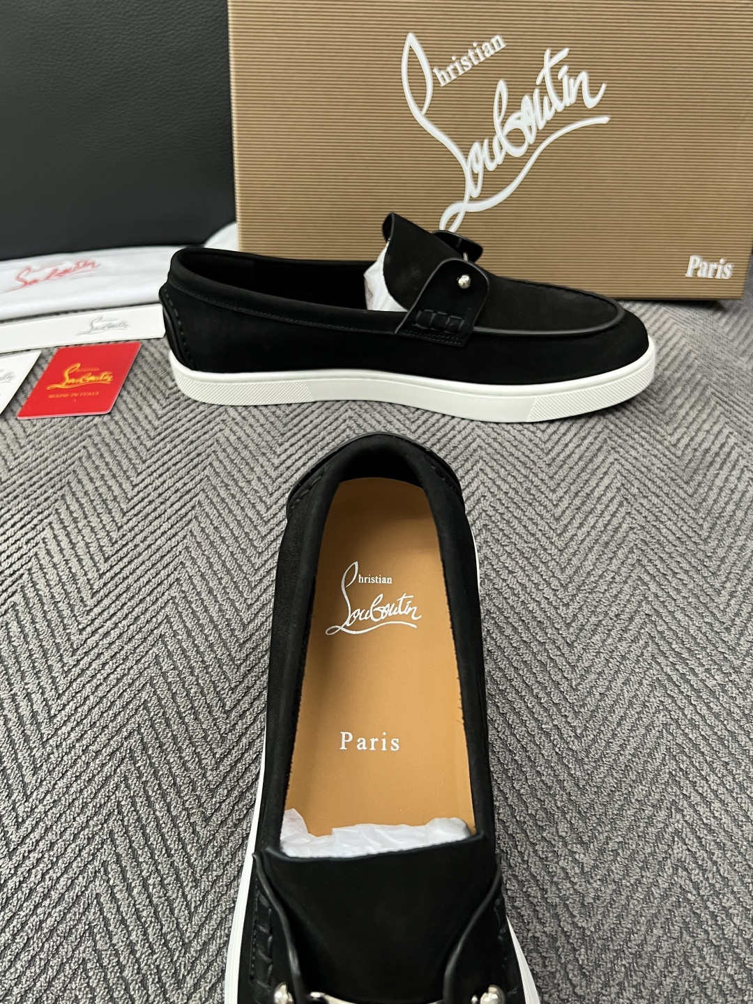 christian louboutin  高品质  顶级工艺品  CL红底  专柜同步原厂配置，意大利进口牛皮面料，进口