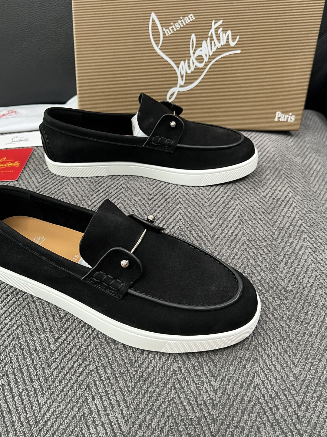 christian louboutin  高品质  顶级工艺品  CL红底  专柜同步原厂配置，意大利进口牛皮面料，进口