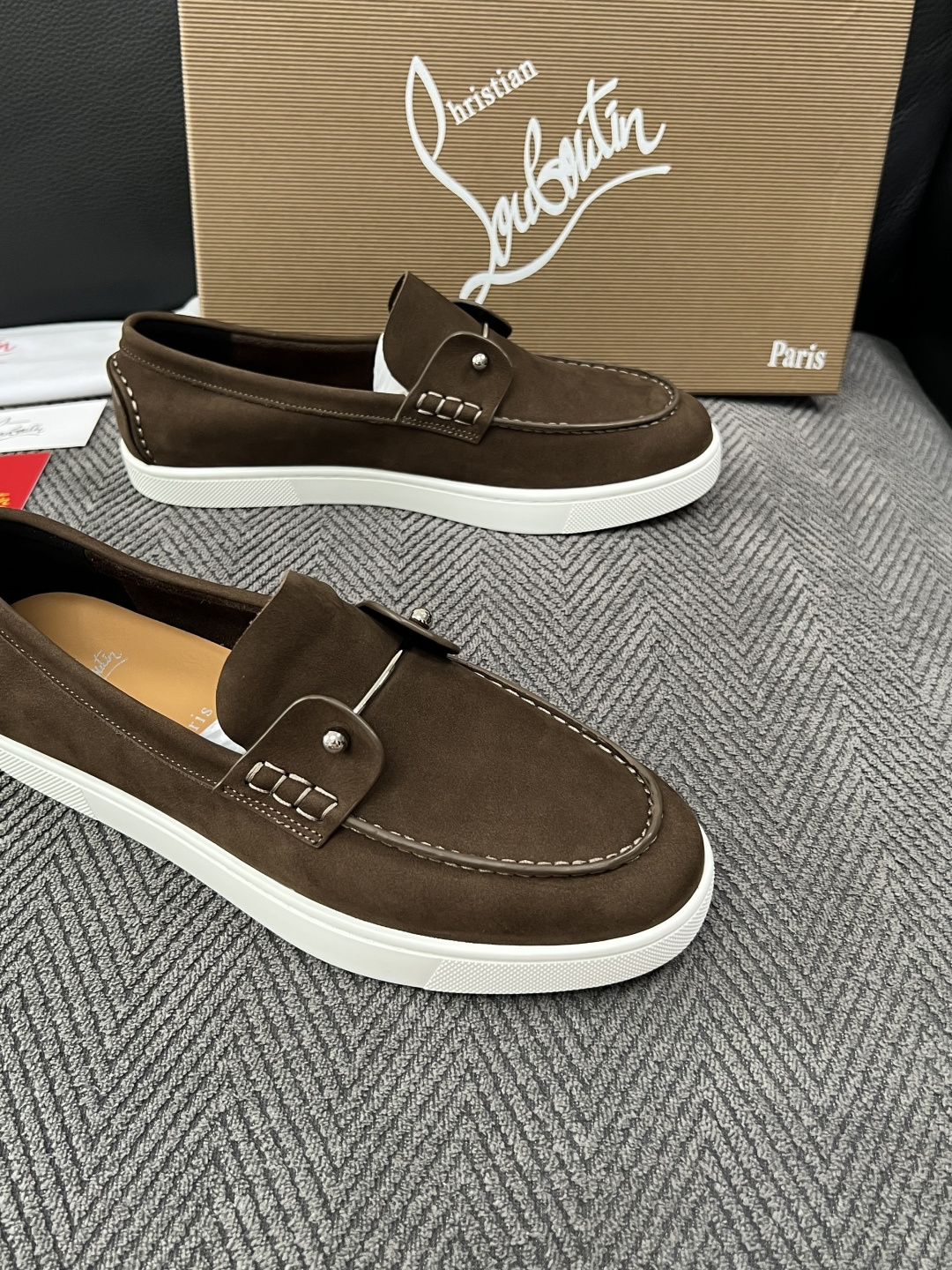 christian louboutin  高品质  顶级工艺品  CL红底  专柜同步原厂配置，意大利进口牛皮面料，进口
