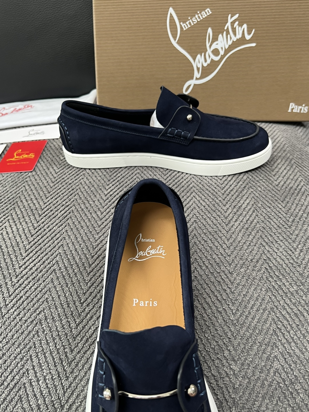 christian louboutin  高品质  顶级工艺品  CL红底  专柜同步原厂配置，意大利进口牛皮面料，进口