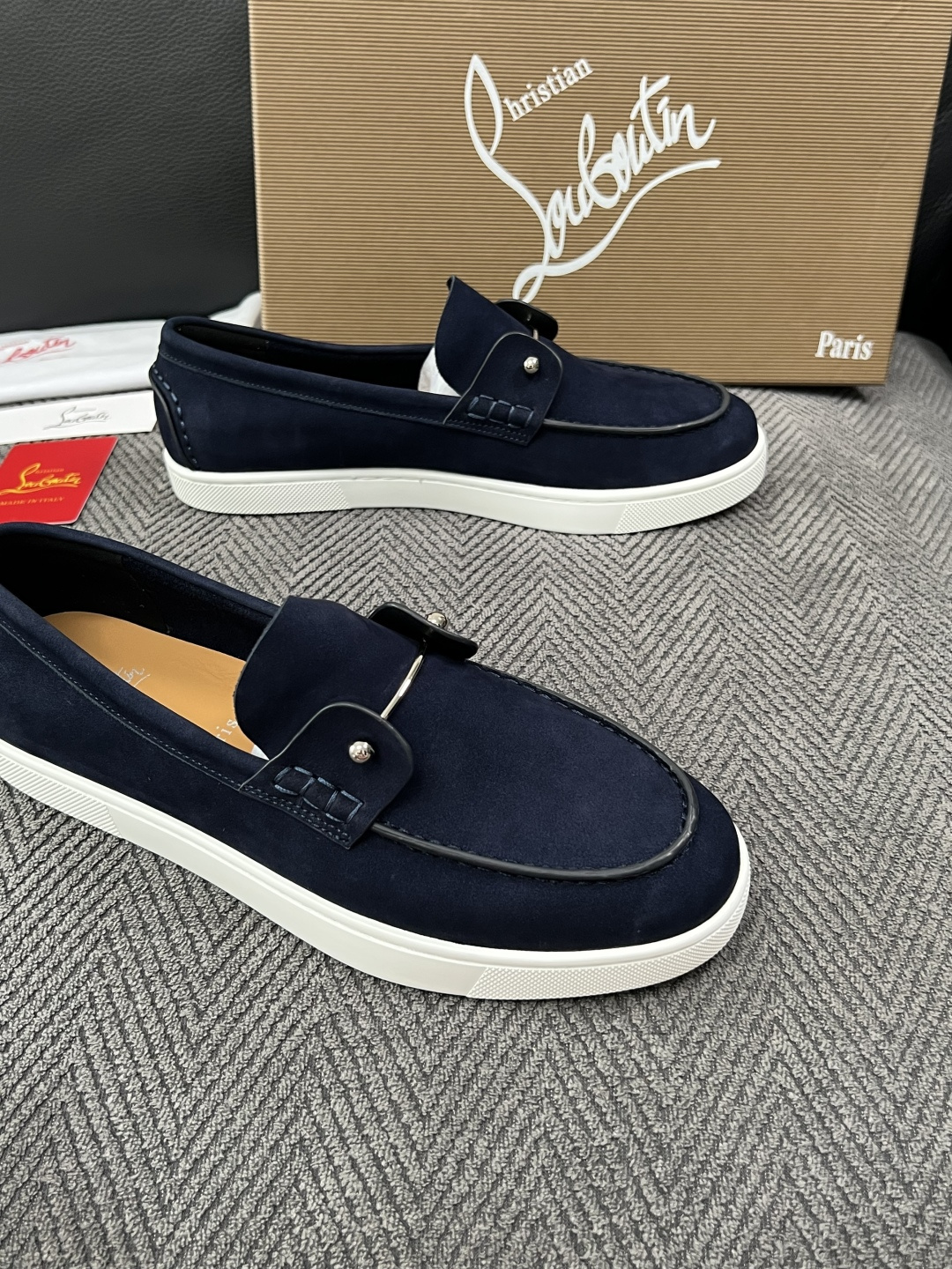 christian louboutin  高品质  顶级工艺品  CL红底  专柜同步原厂配置，意大利进口牛皮面料，进口