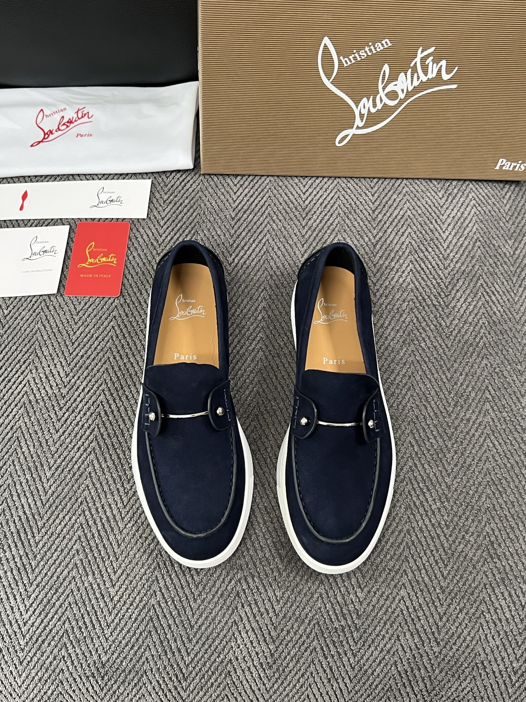 christian louboutin  高品质  顶级工艺品  CL红底  专柜同步原厂配置，意大利进口牛皮面料，进口