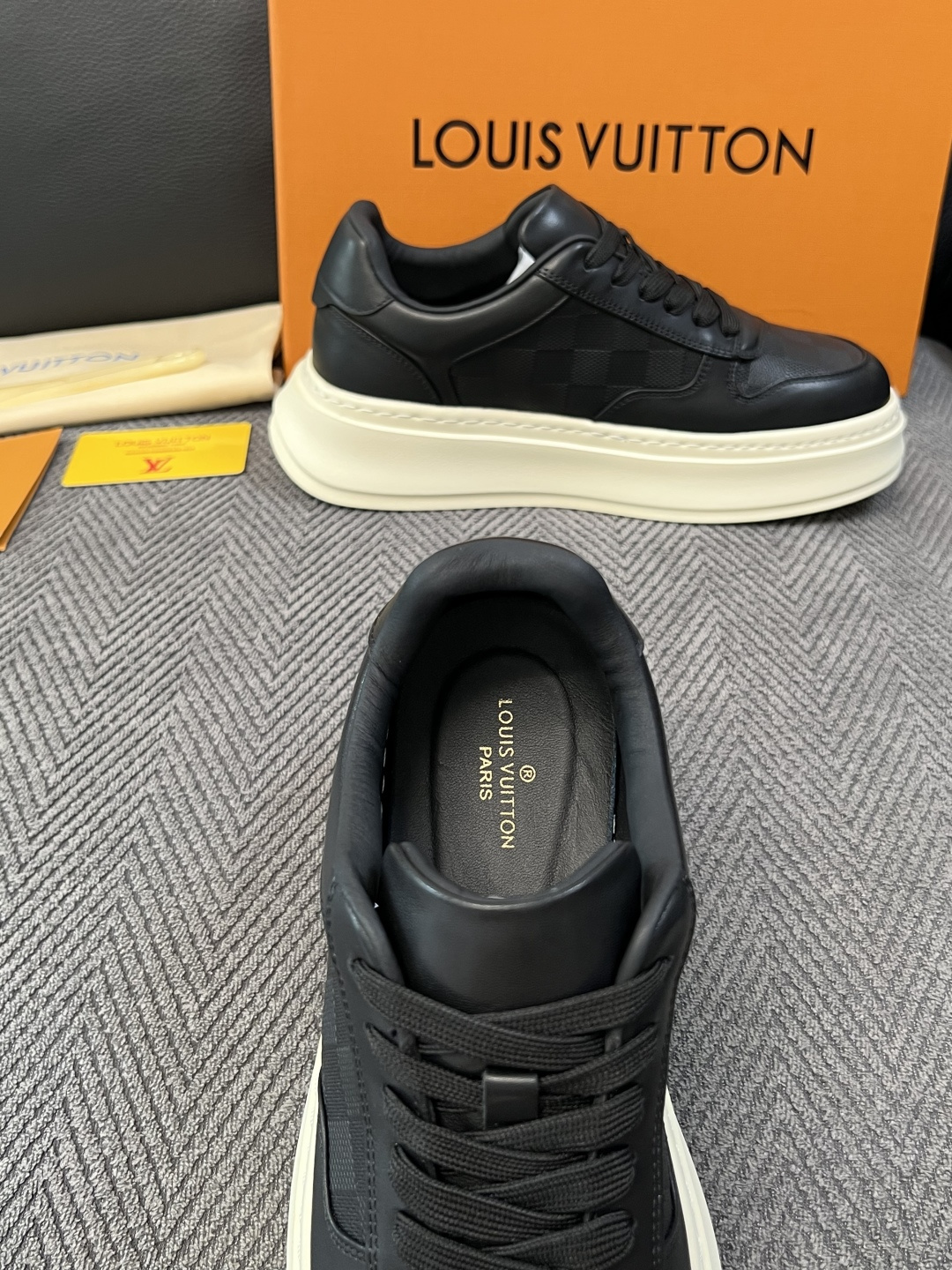 Lv  高品质  顶级工艺品  路易威登，运动板鞋专柜同步，鞋面意大利进口，高品质拼接缤纷色彩复杂工艺品，进口网布里垫柔