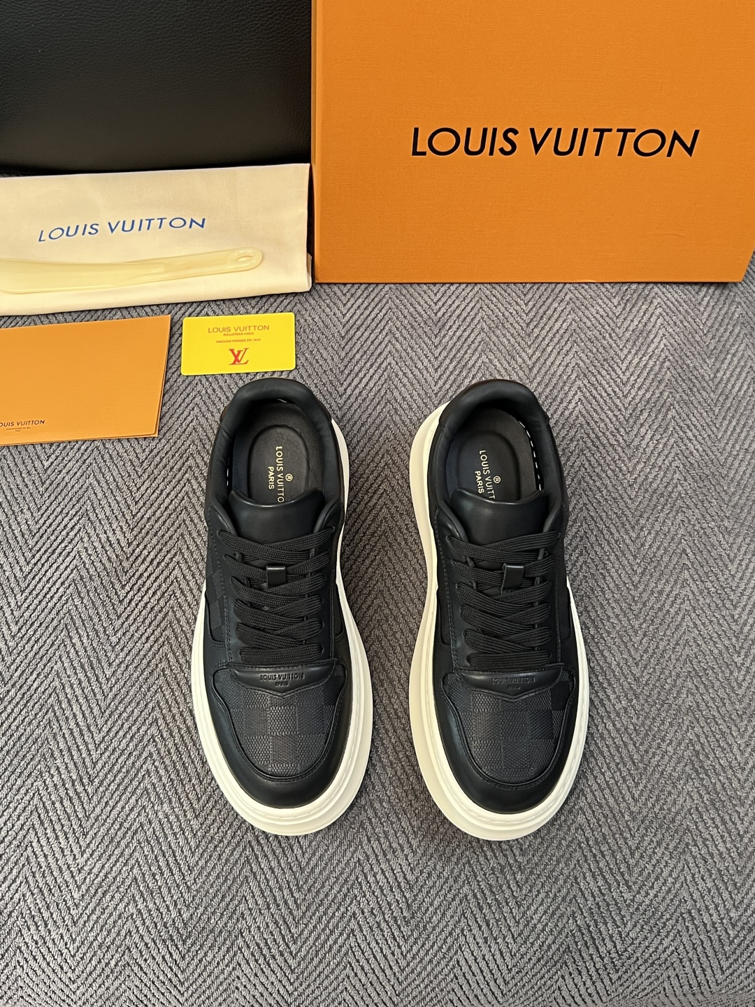 Lv  高品质  顶级工艺品  路易威登，运动板鞋专柜同步，鞋面意大利进口，高品质拼接缤纷色彩复杂工艺品，进口网布里垫柔