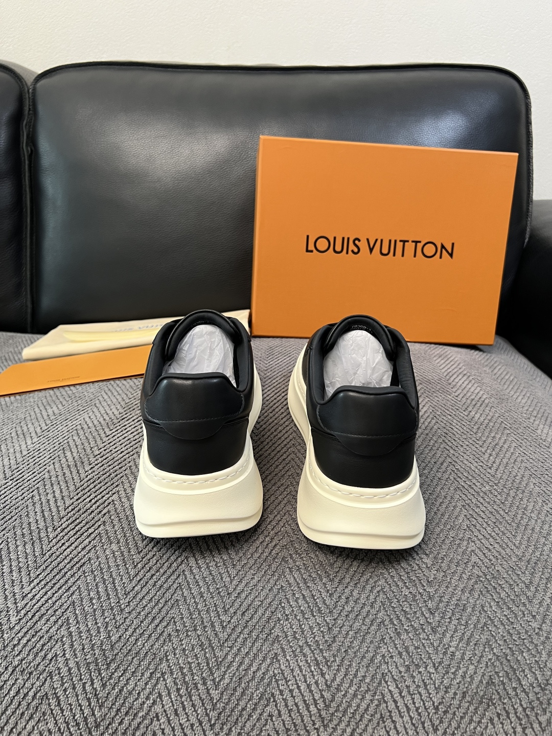 Lv  高品质  顶级工艺品  路易威登，运动板鞋专柜同步，鞋面意大利进口，高品质拼接缤纷色彩复杂工艺品，进口网布里垫柔