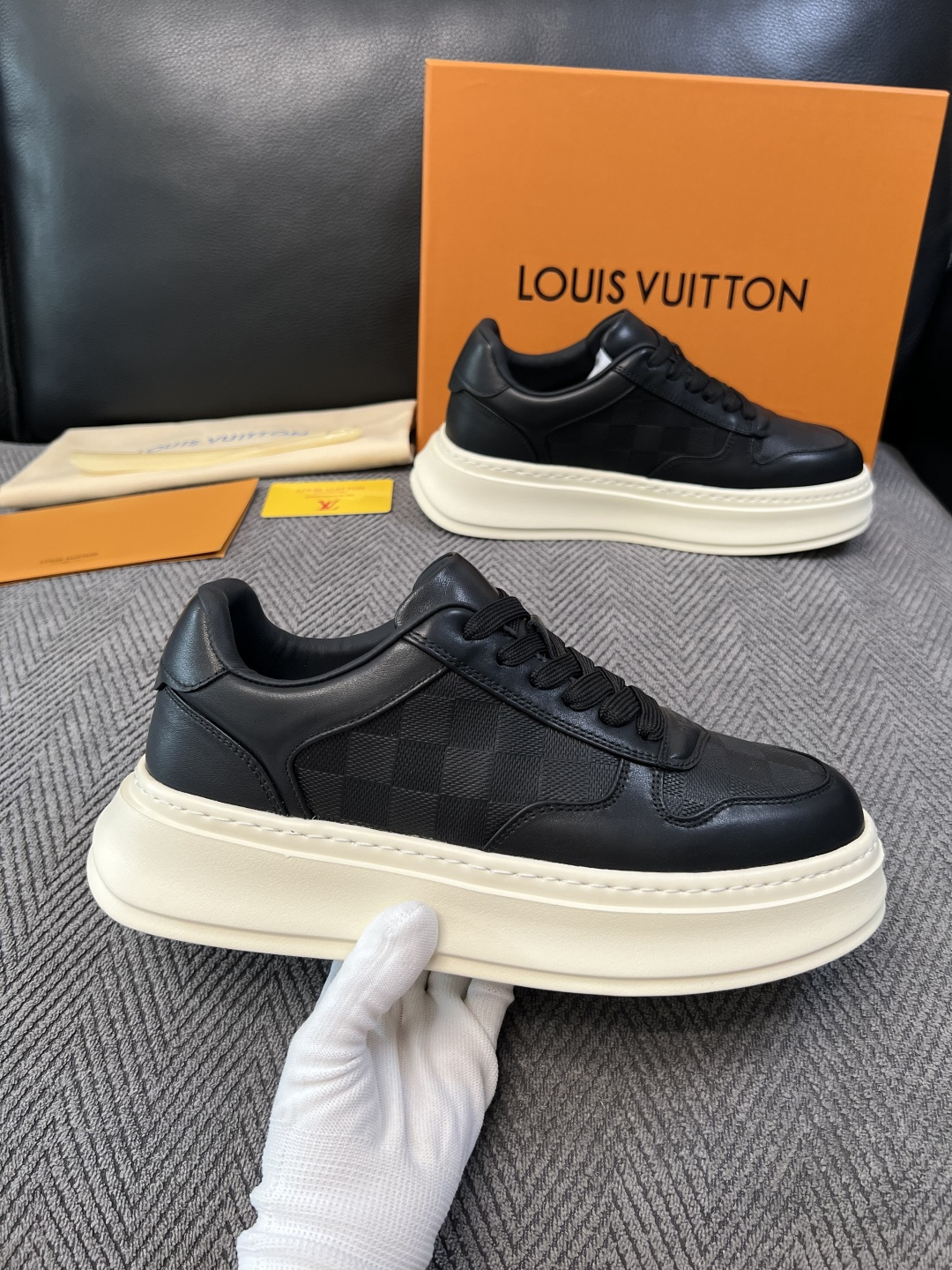 Lv  高品质  顶级工艺品  路易威登，运动板鞋专柜同步，鞋面意大利进口，高品质拼接缤纷色彩复杂工艺品，进口网布里垫柔