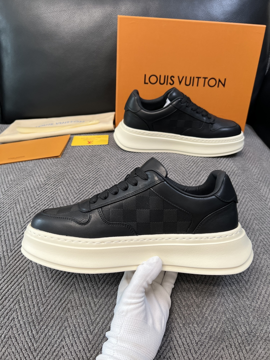 Lv  高品质  顶级工艺品  路易威登，运动板鞋专柜同步，鞋面意大利进口，高品质拼接缤纷色彩复杂工艺品，进口网布里垫柔