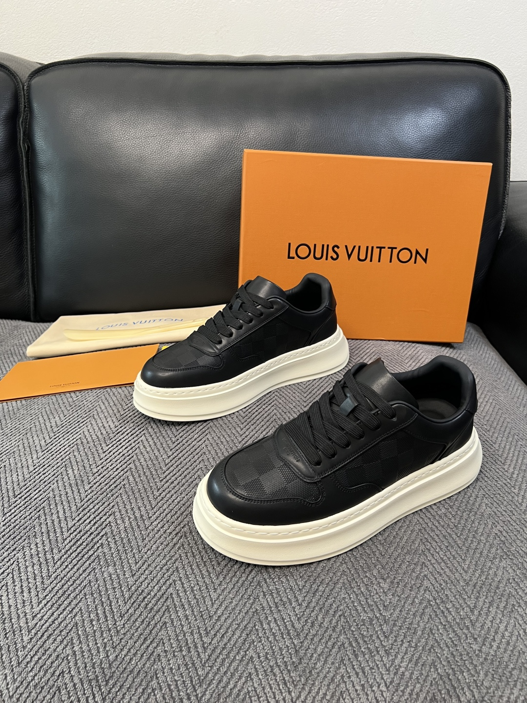 Lv  高品质  顶级工艺品  路易威登，运动板鞋专柜同步，鞋面意大利进口，高品质拼接缤纷色彩复杂工艺品，进口网布里垫柔