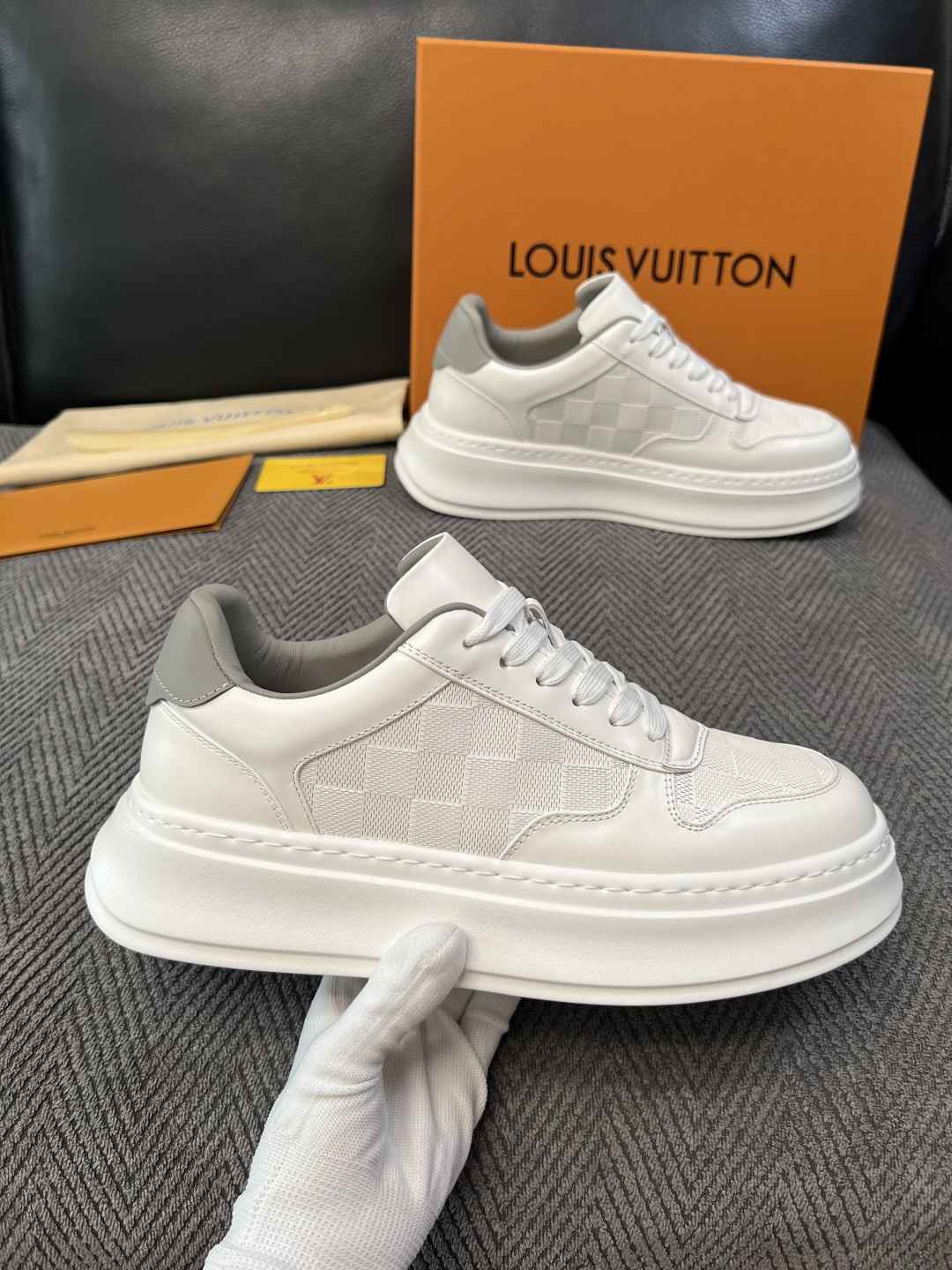 Lv  高品质  顶级工艺品  路易威登，运动板鞋专柜同步，鞋面意大利进口，高品质拼接缤纷色彩复杂工艺品，进口网布里垫柔