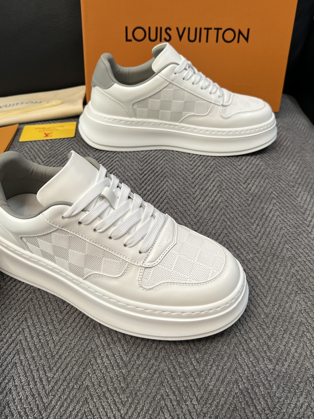 Lv  高品质  顶级工艺品  路易威登，运动板鞋专柜同步，鞋面意大利进口，高品质拼接缤纷色彩复杂工艺品，进口网布里垫柔