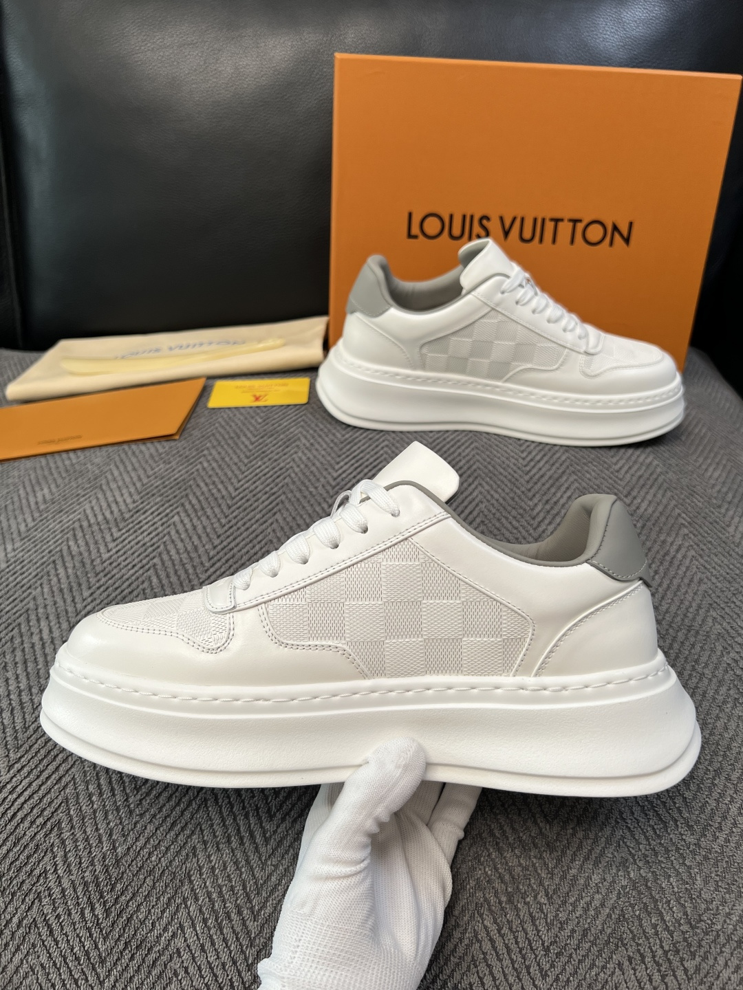 Lv  高品质  顶级工艺品  路易威登，运动板鞋专柜同步，鞋面意大利进口，高品质拼接缤纷色彩复杂工艺品，进口网布里垫柔