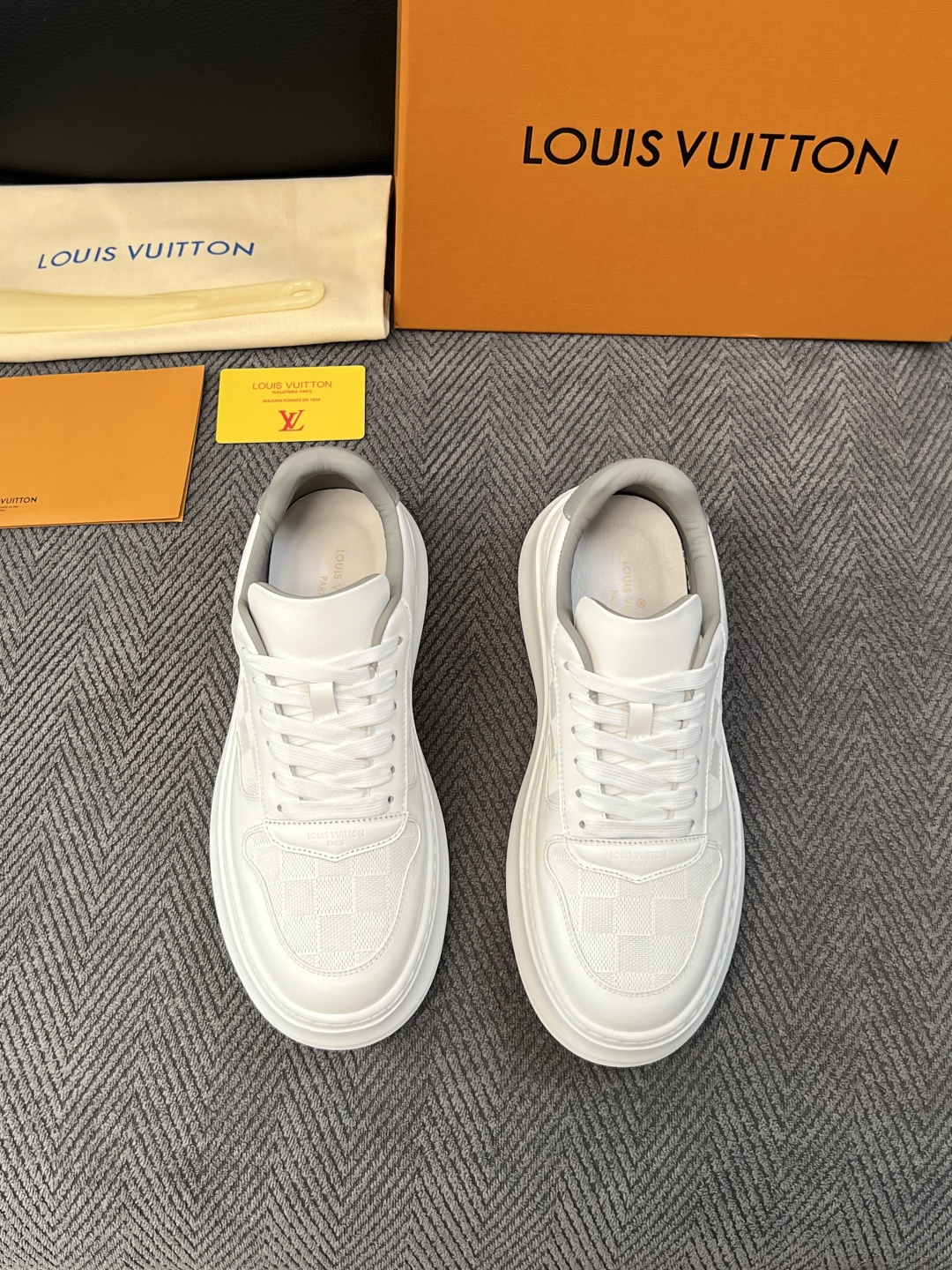 Lv  高品质  顶级工艺品  路易威登，运动板鞋专柜同步，鞋面意大利进口，高品质拼接缤纷色彩复杂工艺品，进口网布里垫柔