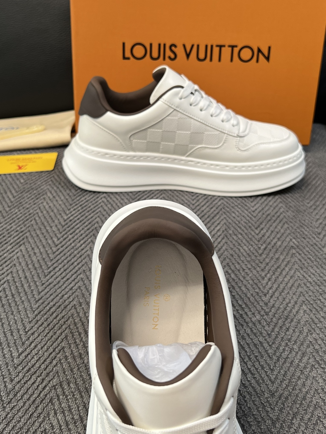 Lv  高品质  顶级工艺品  路易威登，运动板鞋专柜同步，鞋面意大利进口，高品质拼接缤纷色彩复杂工艺品，进口网布里垫柔