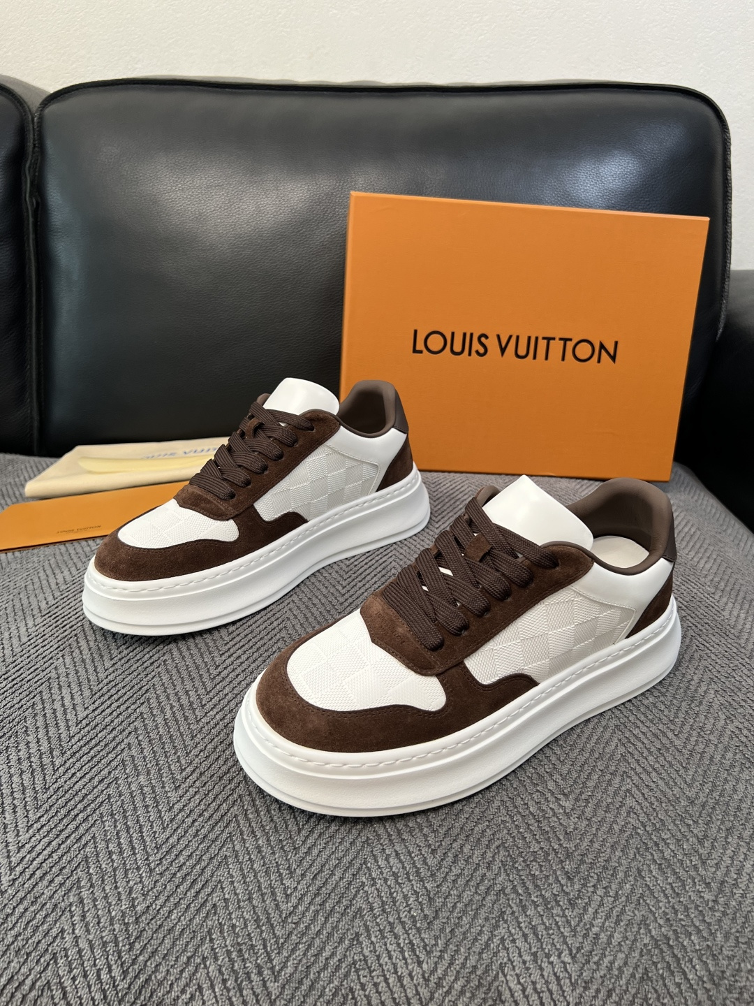 Lv  高品质  顶级工艺品  路易威登，运动板鞋专柜同步，鞋面意大利进口，高品质拼接缤纷色彩复杂工艺品，进口网布里垫柔