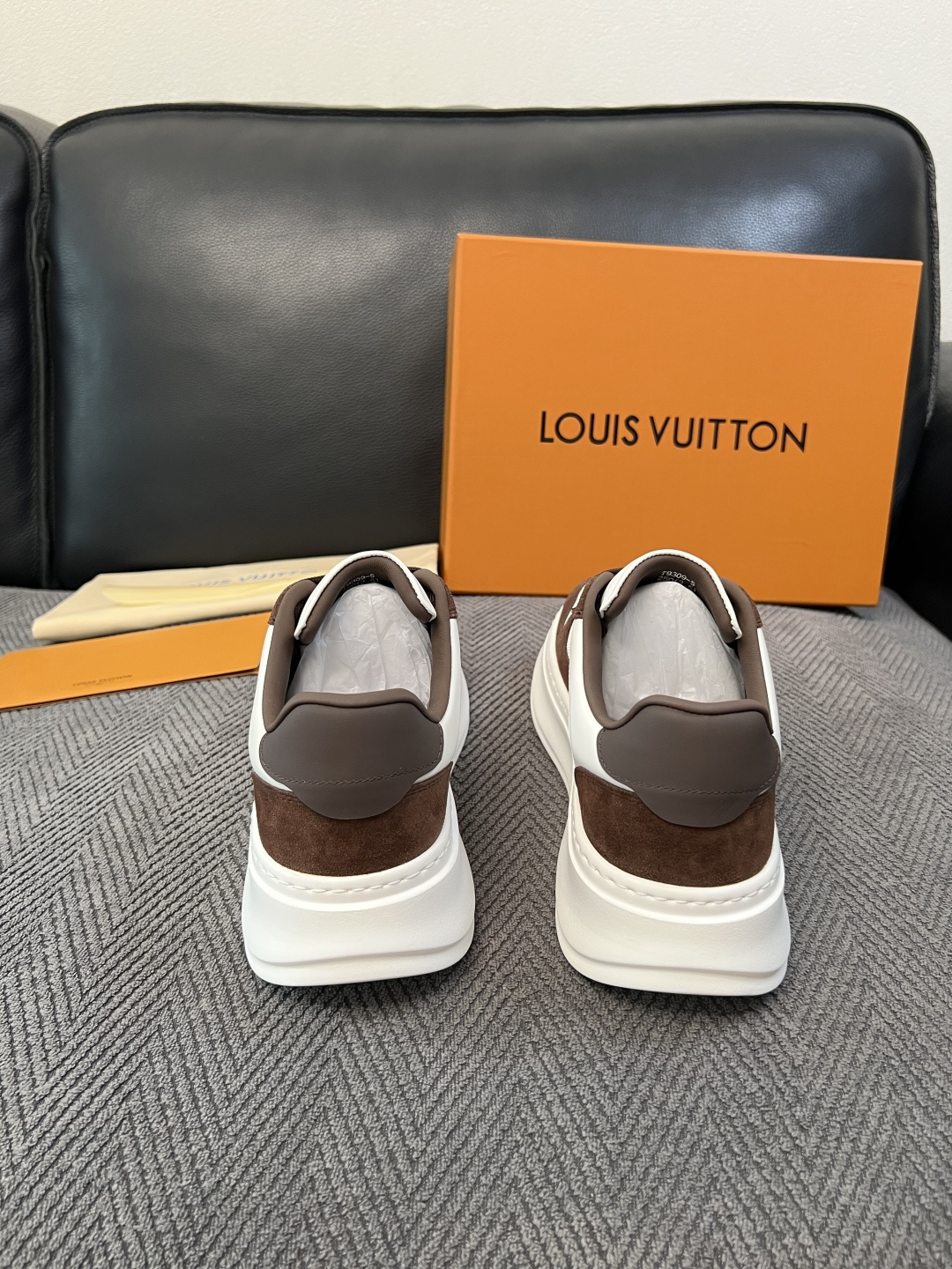Lv  高品质  顶级工艺品  路易威登，运动板鞋专柜同步，鞋面意大利进口，高品质拼接缤纷色彩复杂工艺品，进口网布里垫柔