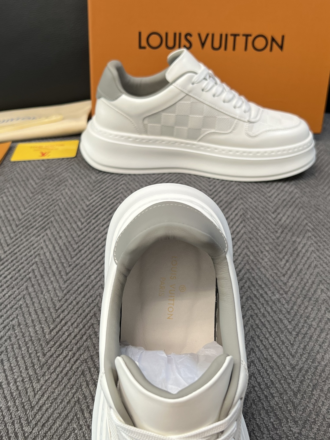Lv  高品质  顶级工艺品  路易威登，运动板鞋专柜同步，鞋面意大利进口，高品质拼接缤纷色彩复杂工艺品，进口网布里垫柔