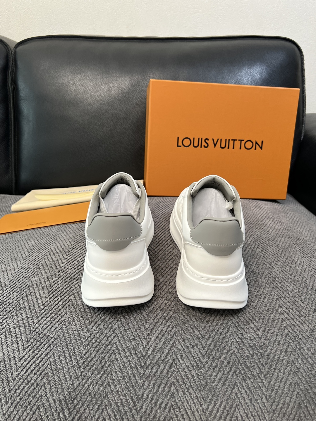Lv  高品质  顶级工艺品  路易威登，运动板鞋专柜同步，鞋面意大利进口，高品质拼接缤纷色彩复杂工艺品，进口网布里垫柔