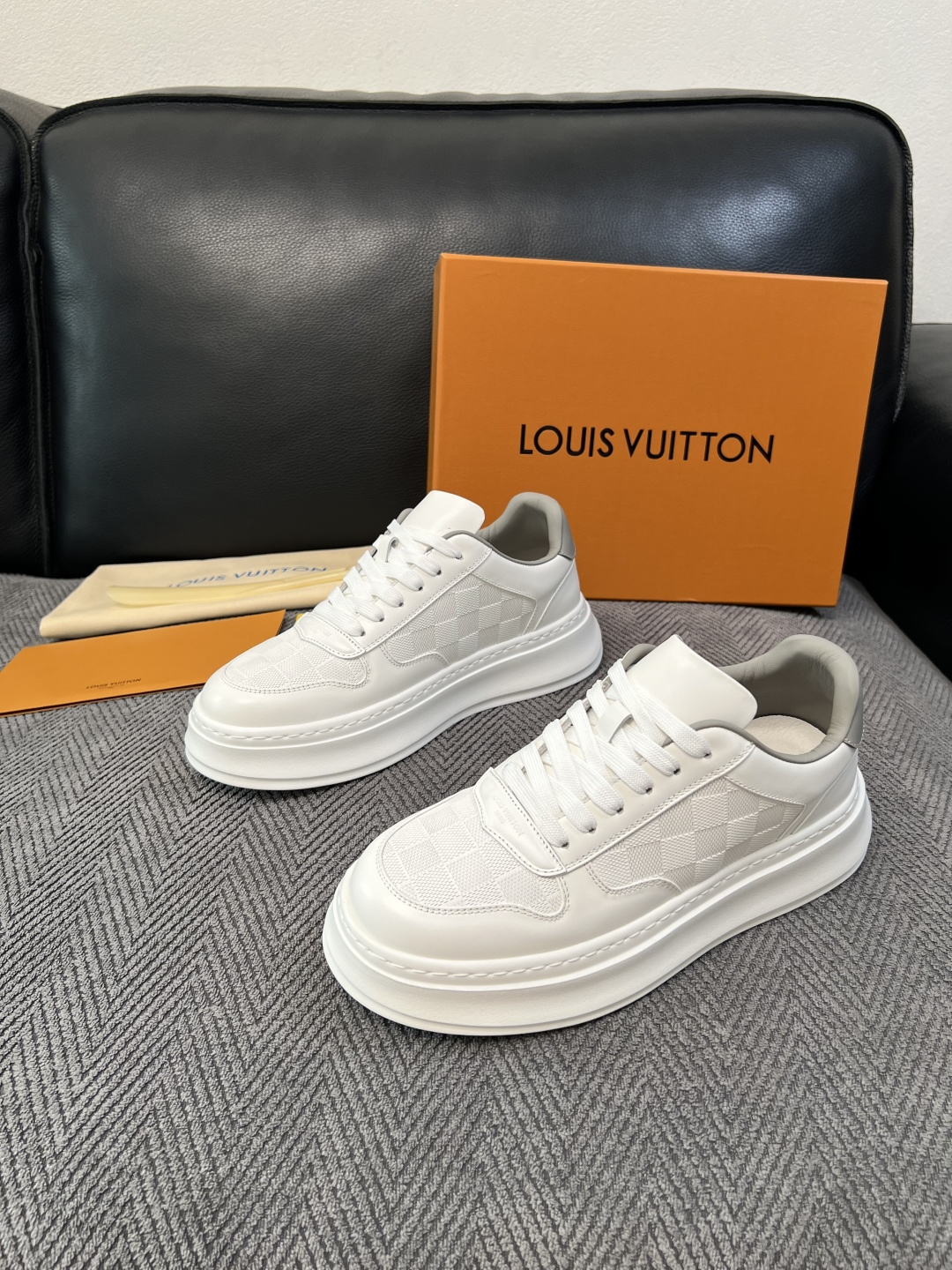 Lv  高品质  顶级工艺品  路易威登，运动板鞋专柜同步，鞋面意大利进口，高品质拼接缤纷色彩复杂工艺品，进口网布里垫柔