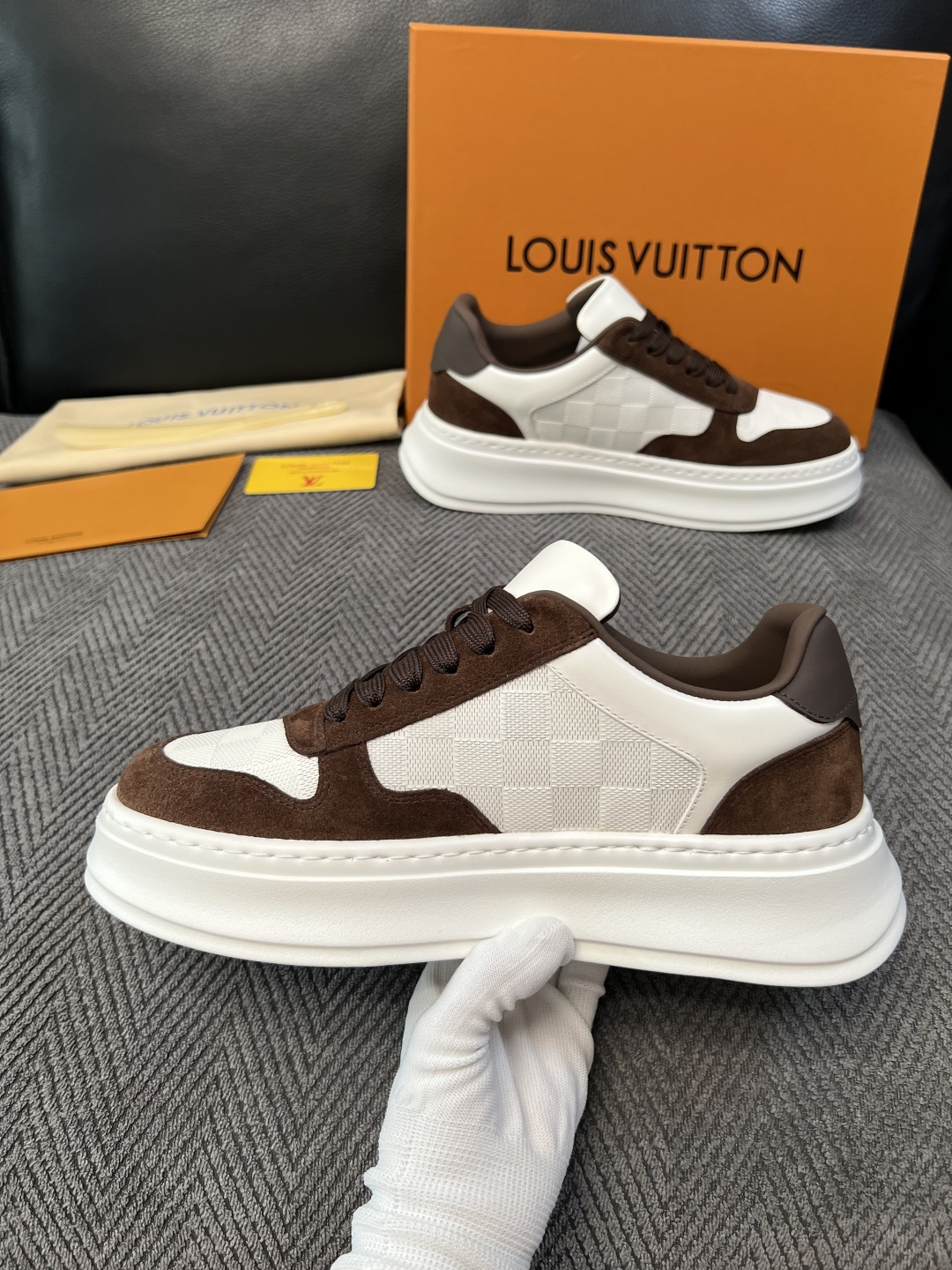 Lv  高品质  顶级工艺品  路易威登，运动板鞋专柜同步，鞋面意大利进口，高品质拼接缤纷色彩复杂工艺品，进口网布里垫柔