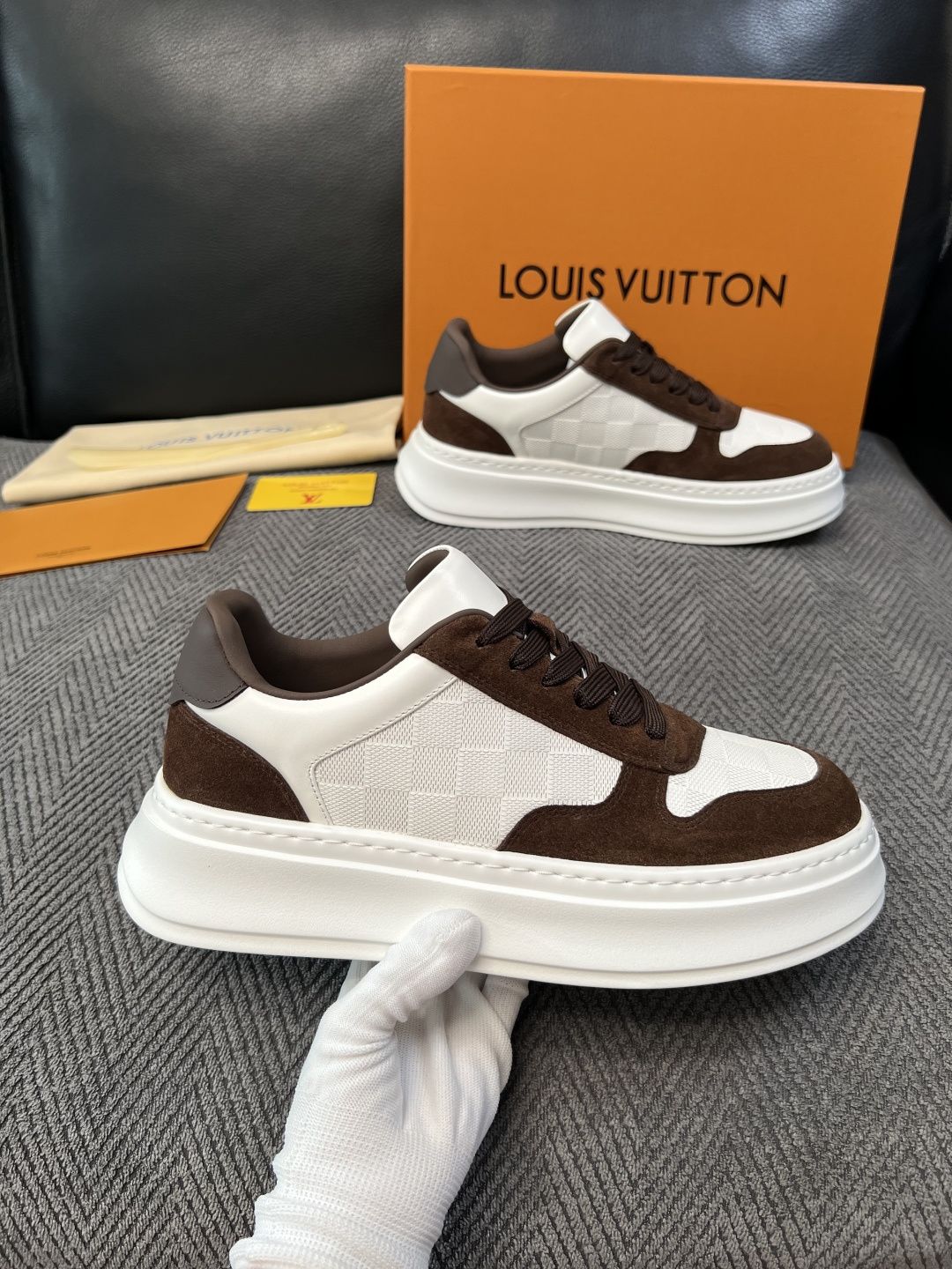 Lv  高品质  顶级工艺品  路易威登，运动板鞋专柜同步，鞋面意大利进口，高品质拼接缤纷色彩复杂工艺品，进口网布里垫柔