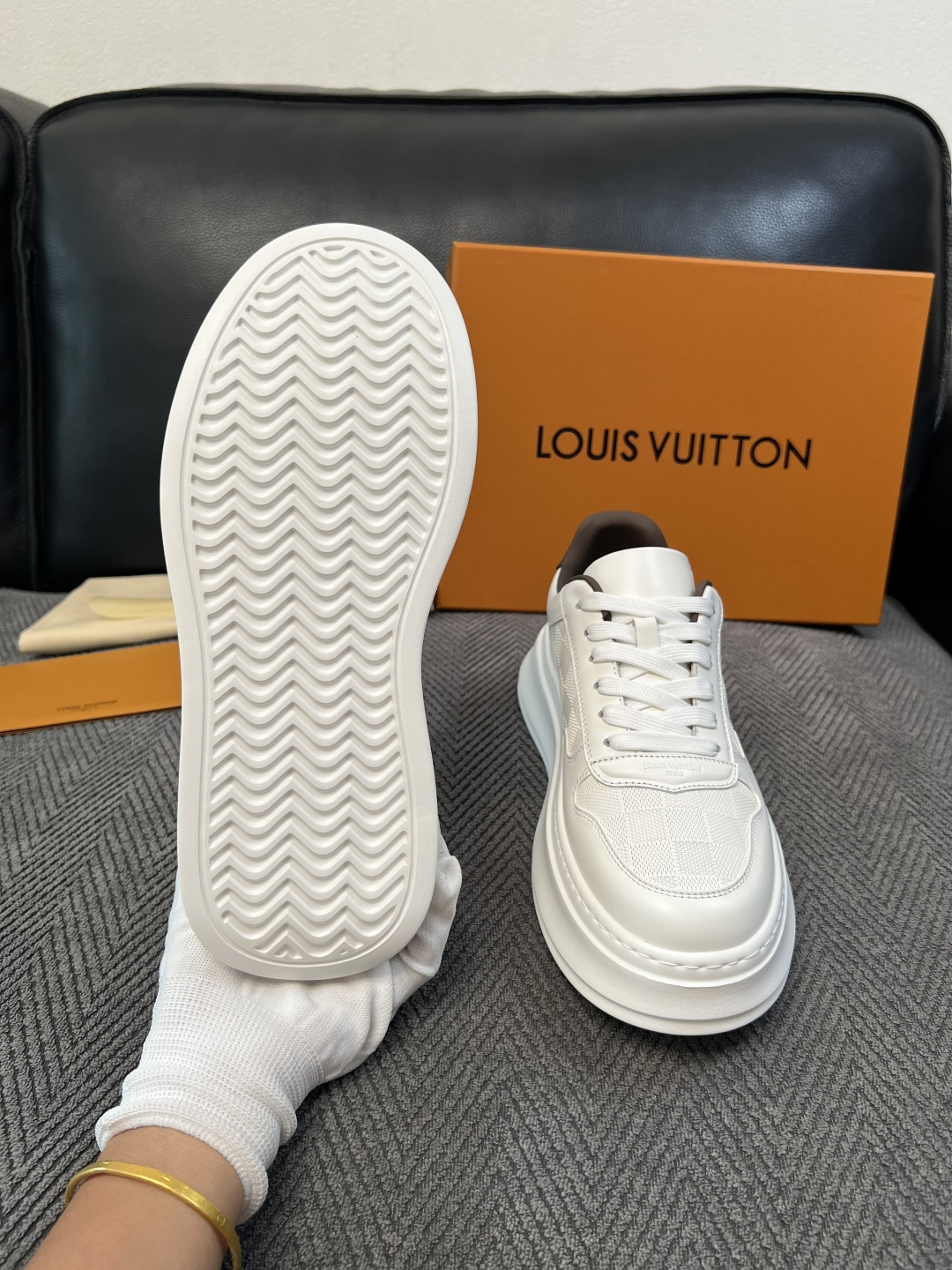 Lv  高品质  顶级工艺品  路易威登，运动板鞋专柜同步，鞋面意大利进口，高品质拼接缤纷色彩复杂工艺品，进口网布里垫柔
