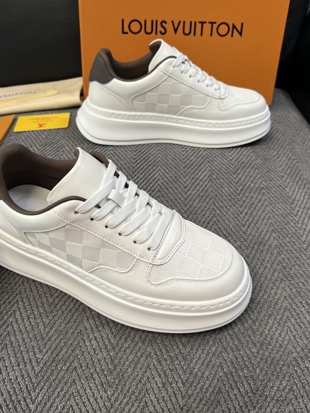 Lv  高品质  顶级工艺品  路易威登，运动板鞋专柜同步，鞋面意大利进口，高品质拼接缤纷色彩复杂工艺品，进口网布里垫柔