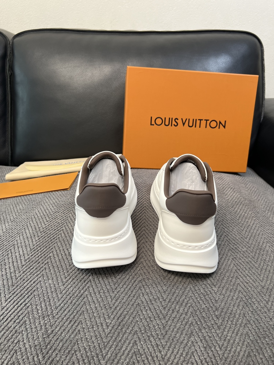Lv  高品质  顶级工艺品  路易威登，运动板鞋专柜同步，鞋面意大利进口，高品质拼接缤纷色彩复杂工艺品，进口网布里垫柔