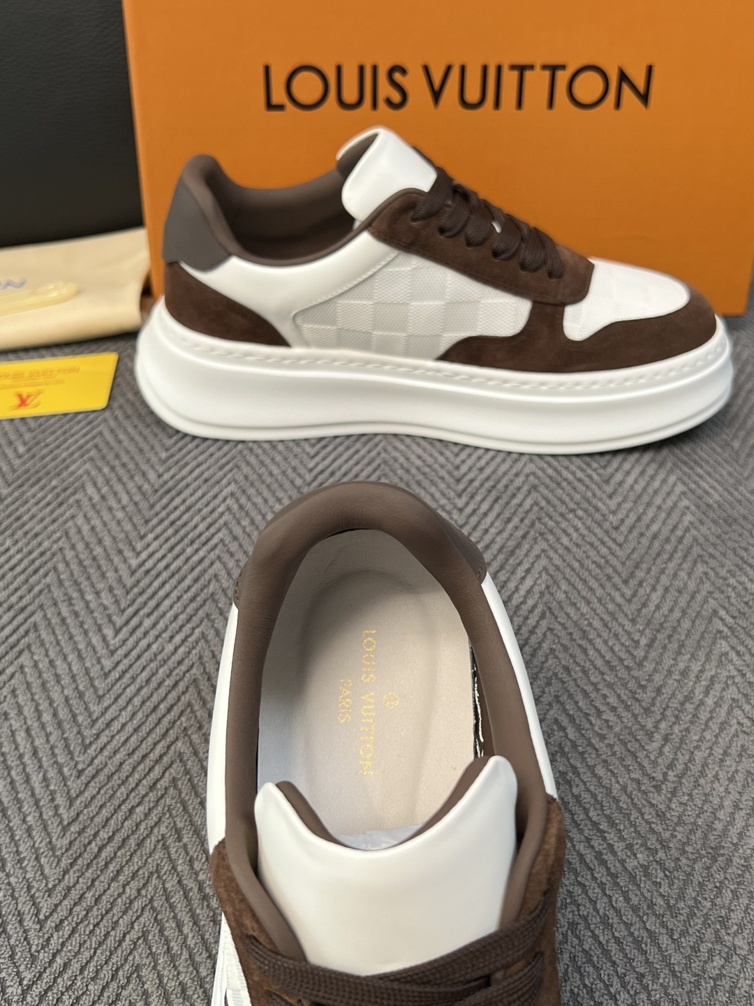 Lv  高品质  顶级工艺品  路易威登，运动板鞋专柜同步，鞋面意大利进口，高品质拼接缤纷色彩复杂工艺品，进口网布里垫柔
