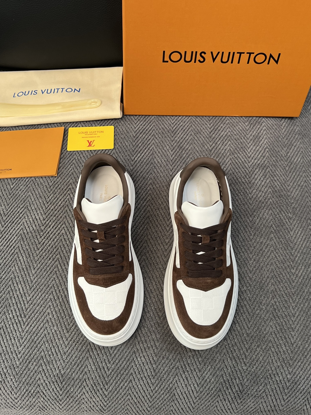 Lv  高品质  顶级工艺品  路易威登，运动板鞋专柜同步，鞋面意大利进口，高品质拼接缤纷色彩复杂工艺品，进口网布里垫柔