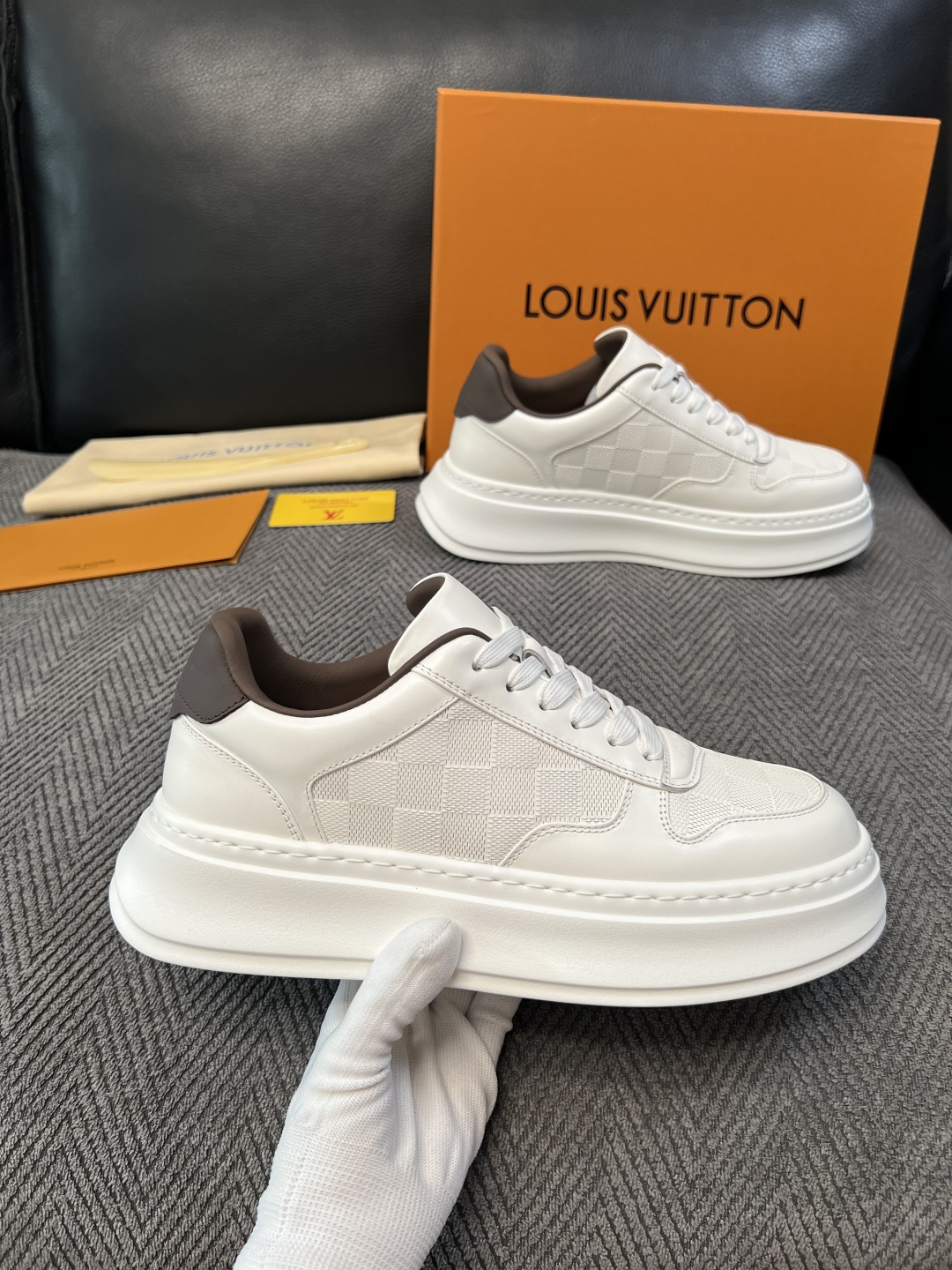 Lv  高品质  顶级工艺品  路易威登，运动板鞋专柜同步，鞋面意大利进口，高品质拼接缤纷色彩复杂工艺品，进口网布里垫柔
