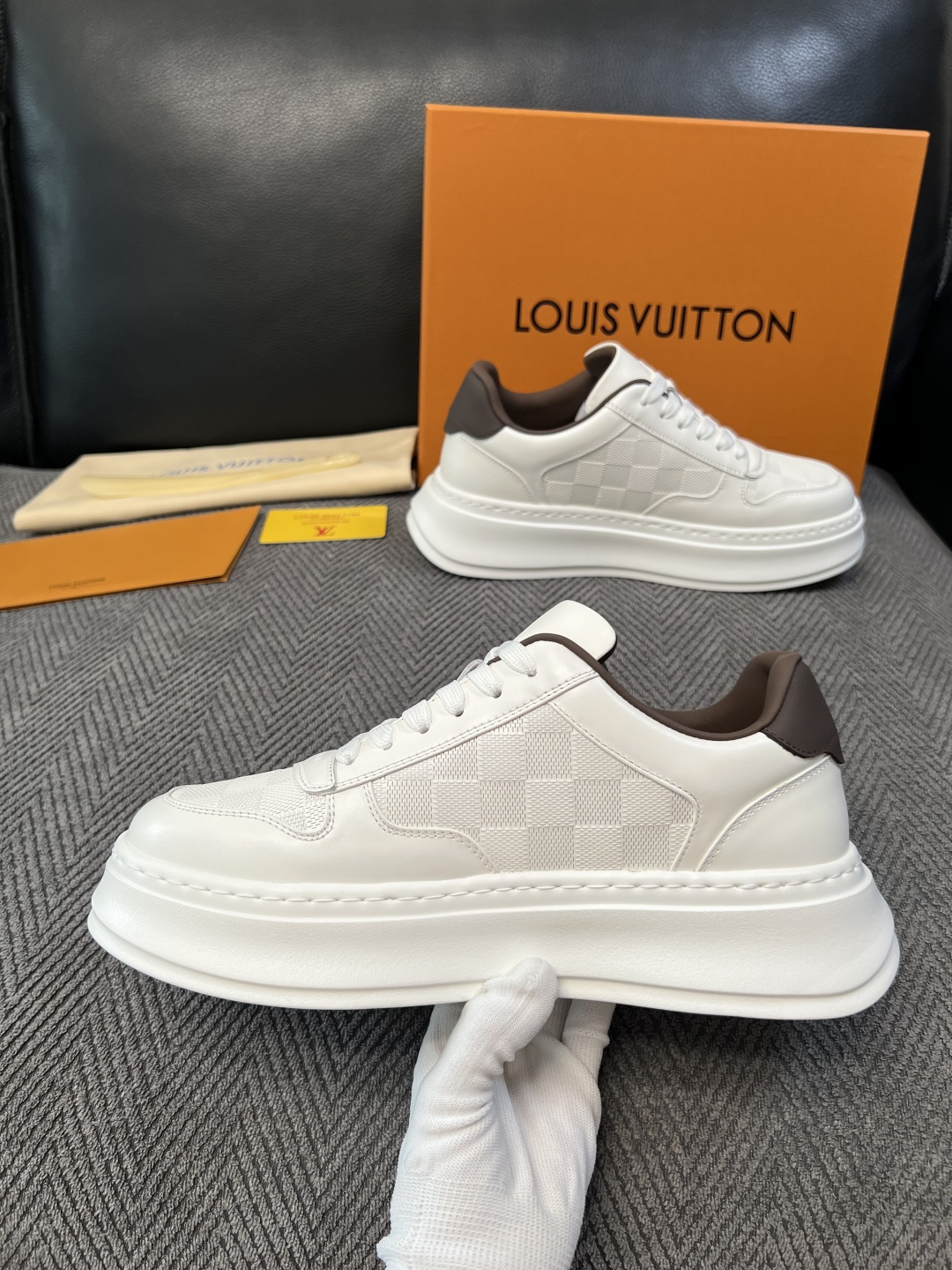 Lv  高品质  顶级工艺品  路易威登，运动板鞋专柜同步，鞋面意大利进口，高品质拼接缤纷色彩复杂工艺品，进口网布里垫柔