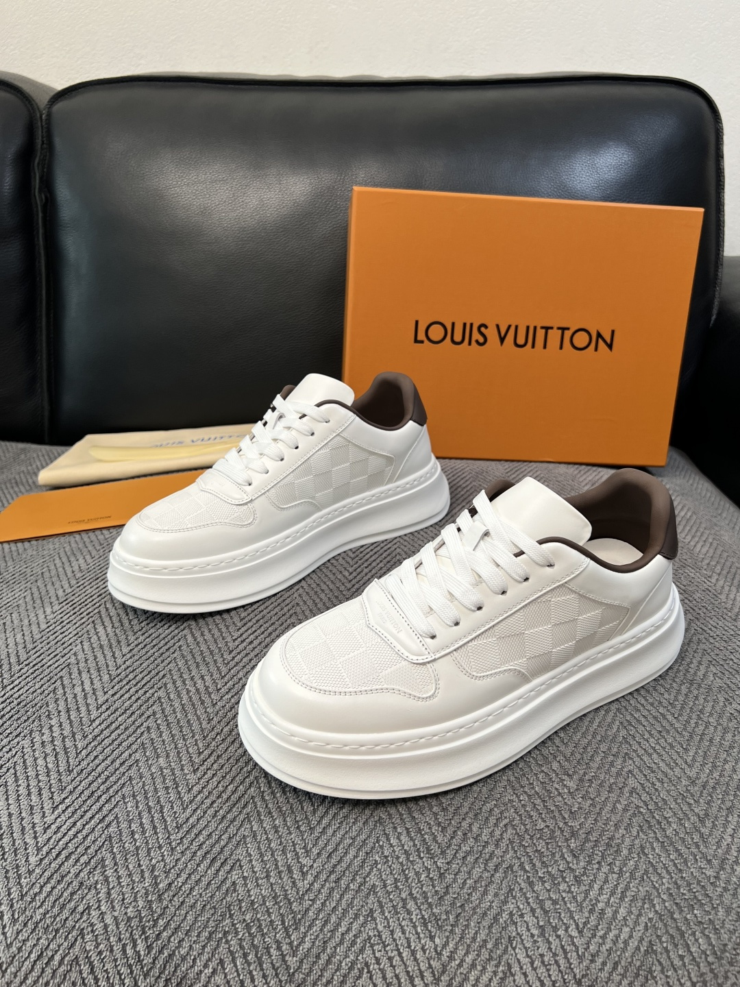 Lv  高品质  顶级工艺品  路易威登，运动板鞋专柜同步，鞋面意大利进口，高品质拼接缤纷色彩复杂工艺品，进口网布里垫柔