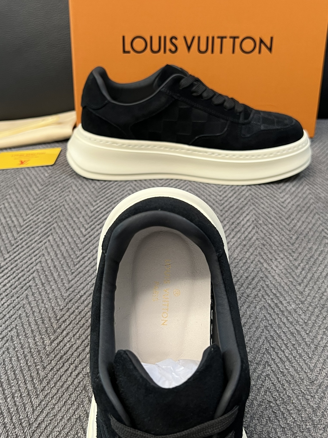 Lv  高品质  顶级工艺品  路易威登，运动板鞋专柜同步，鞋面意大利进口，高品质拼接缤纷色彩复杂工艺品，进口网布里垫柔