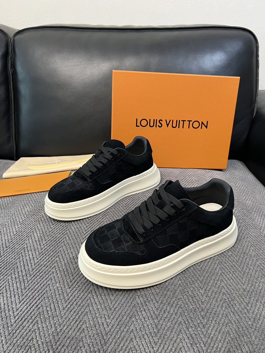 Lv  高品质  顶级工艺品  路易威登，运动板鞋专柜同步，鞋面意大利进口，高品质拼接缤纷色彩复杂工艺品，进口网布里垫柔