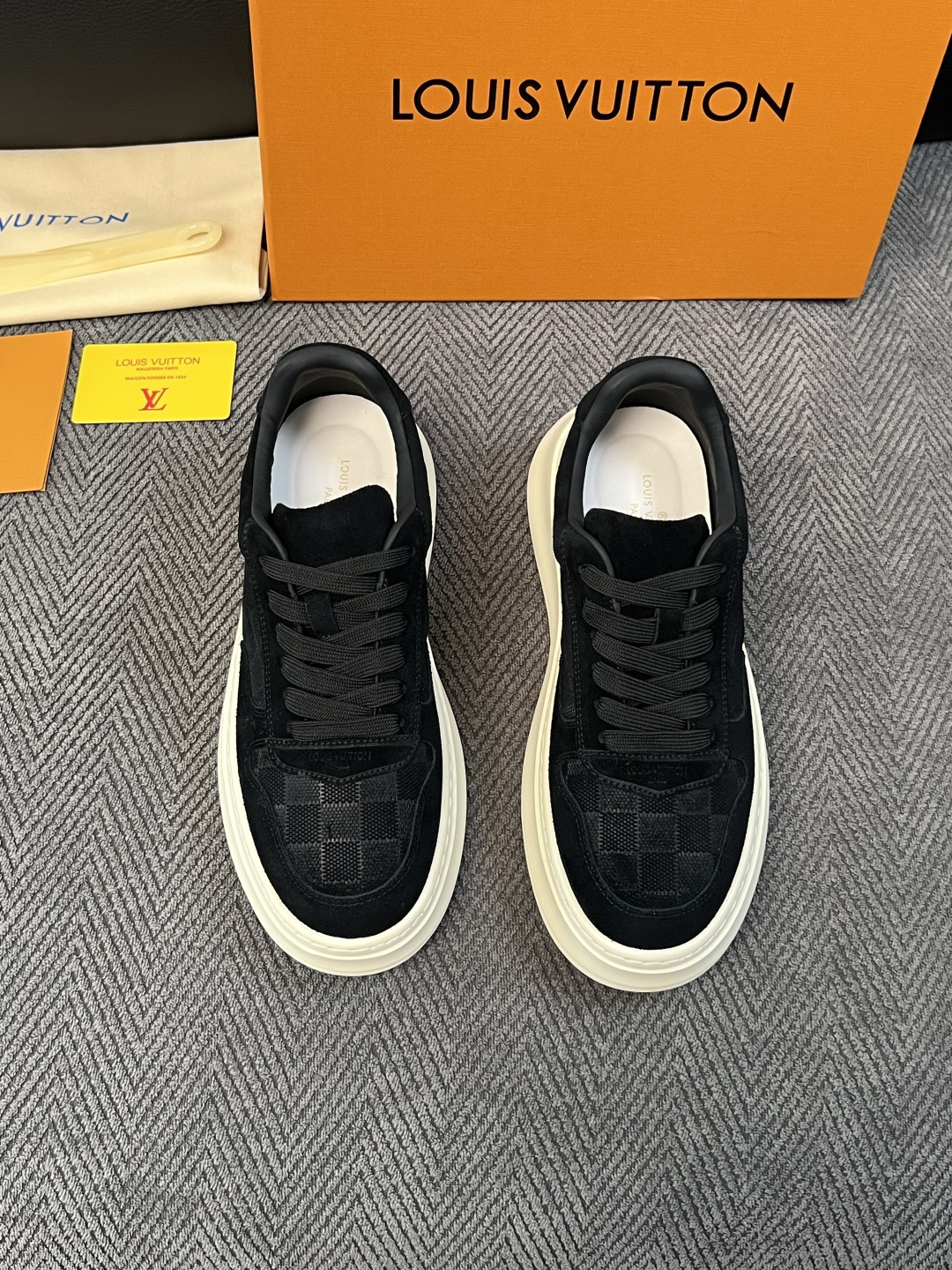 Lv  高品质  顶级工艺品  路易威登，运动板鞋专柜同步，鞋面意大利进口，高品质拼接缤纷色彩复杂工艺品，进口网布里垫柔