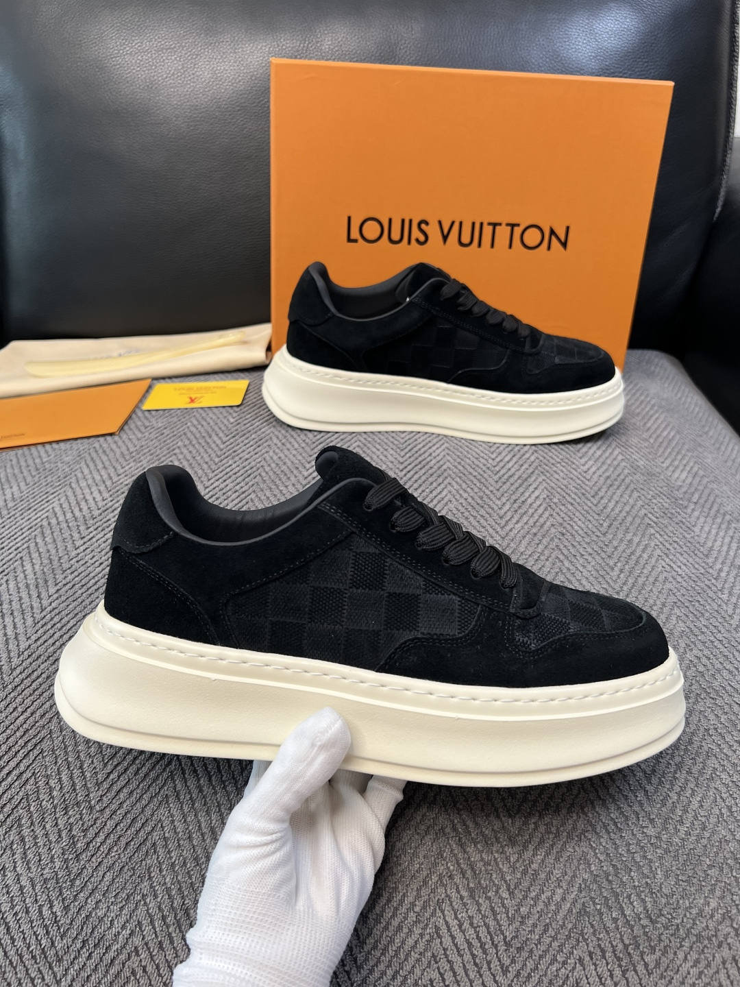 Lv  高品质  顶级工艺品  路易威登，运动板鞋专柜同步，鞋面意大利进口，高品质拼接缤纷色彩复杂工艺品，进口网布里垫柔