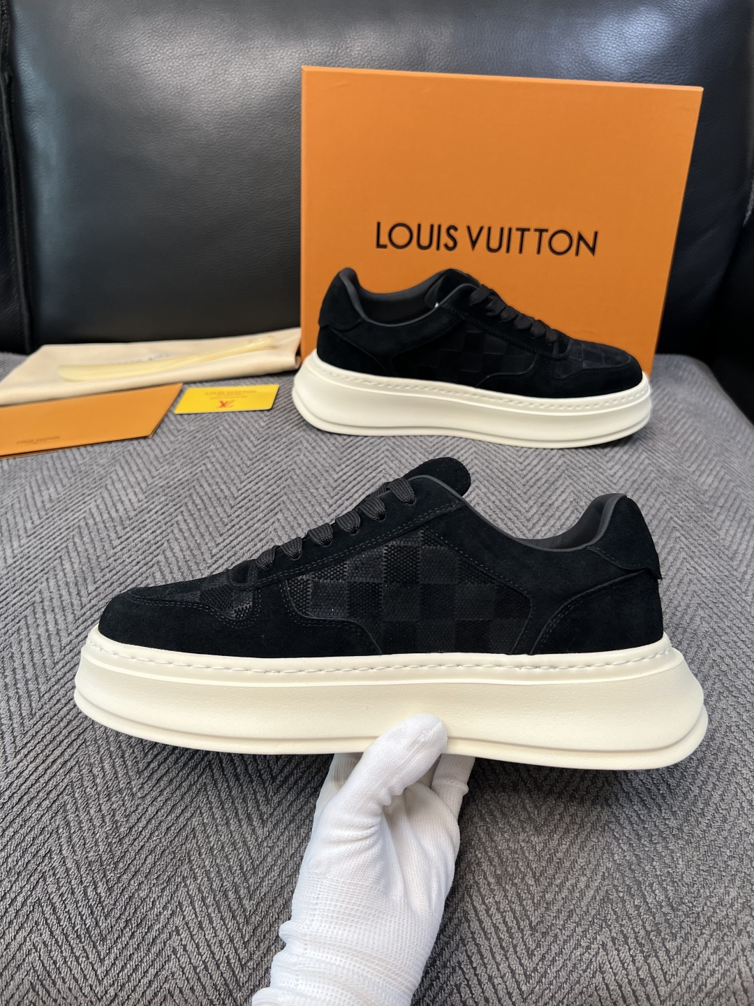 Lv  高品质  顶级工艺品  路易威登，运动板鞋专柜同步，鞋面意大利进口，高品质拼接缤纷色彩复杂工艺品，进口网布里垫柔