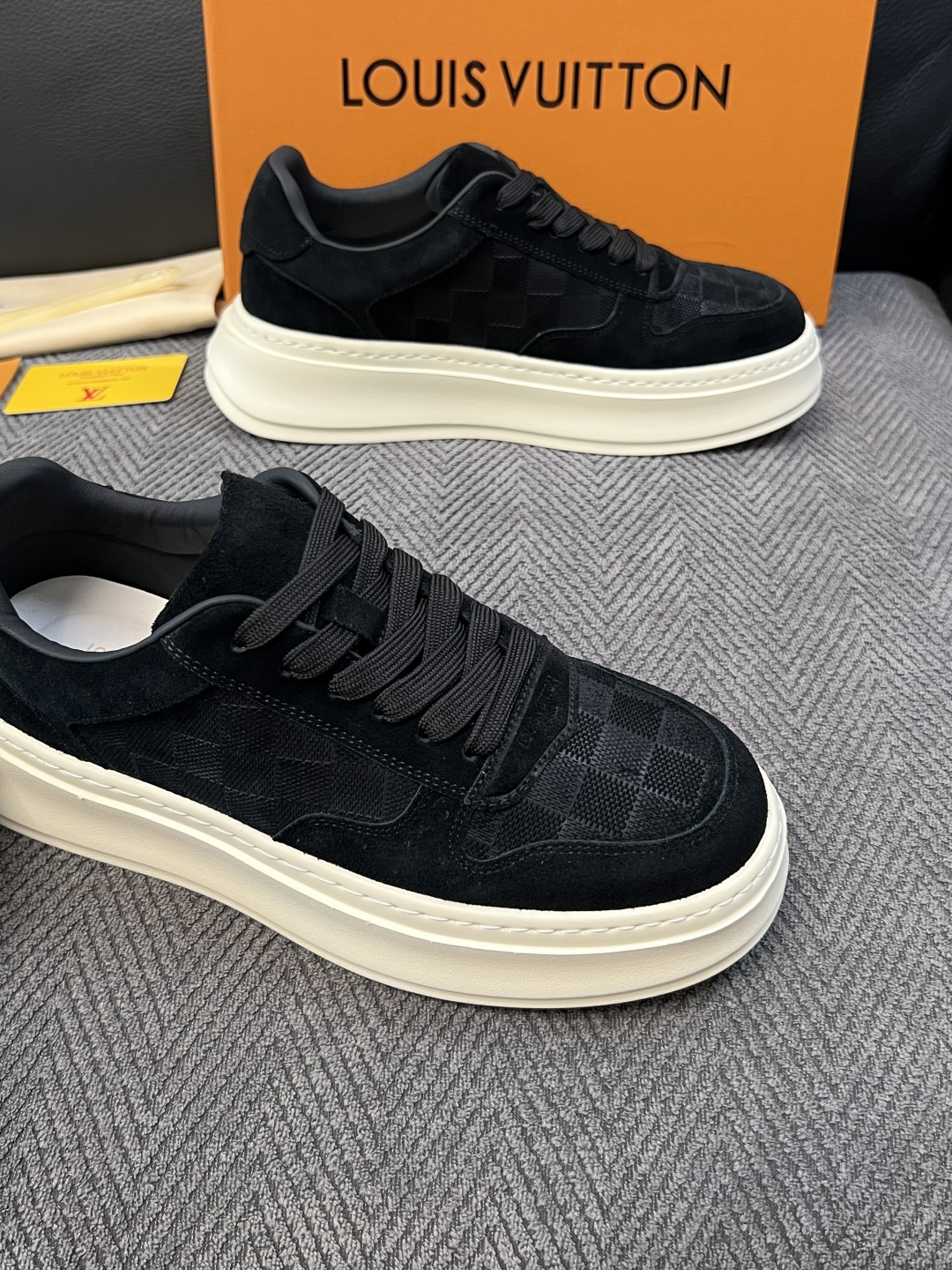 Lv  高品质  顶级工艺品  路易威登，运动板鞋专柜同步，鞋面意大利进口，高品质拼接缤纷色彩复杂工艺品，进口网布里垫柔