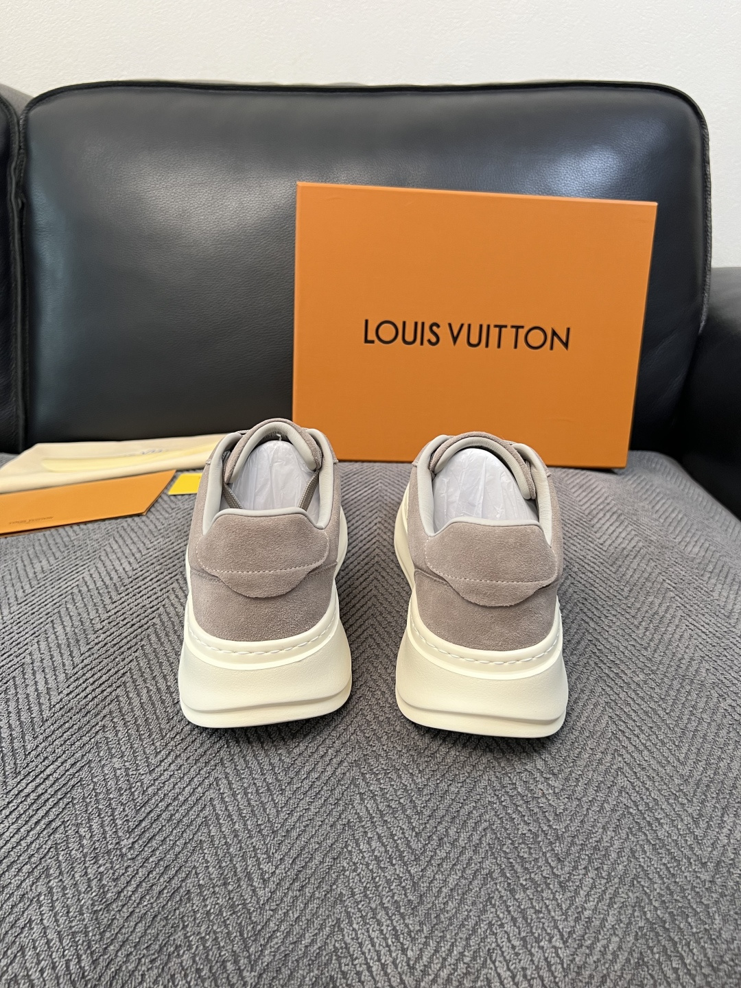 Lv  高品质  顶级工艺品  路易威登，运动板鞋专柜同步，鞋面意大利进口，高品质拼接缤纷色彩复杂工艺品，进口网布里垫柔