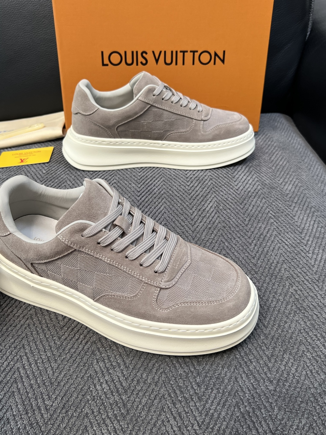 Lv  高品质  顶级工艺品  路易威登，运动板鞋专柜同步，鞋面意大利进口，高品质拼接缤纷色彩复杂工艺品，进口网布里垫柔