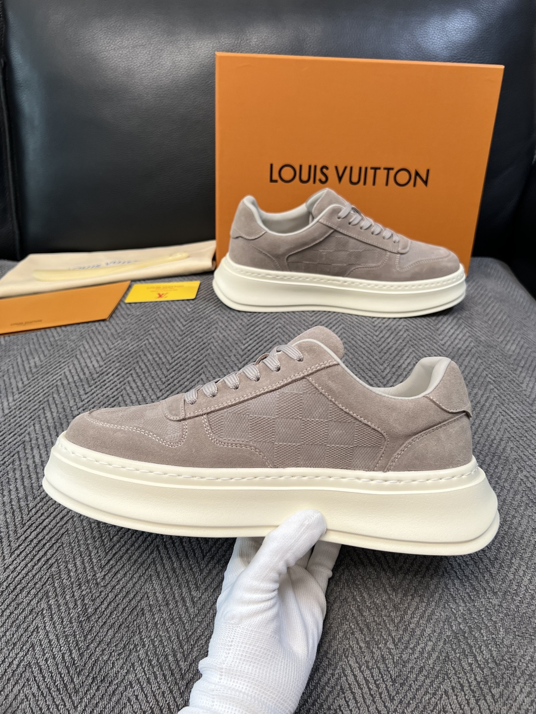 Lv  高品质  顶级工艺品  路易威登，运动板鞋专柜同步，鞋面意大利进口，高品质拼接缤纷色彩复杂工艺品，进口网布里垫柔