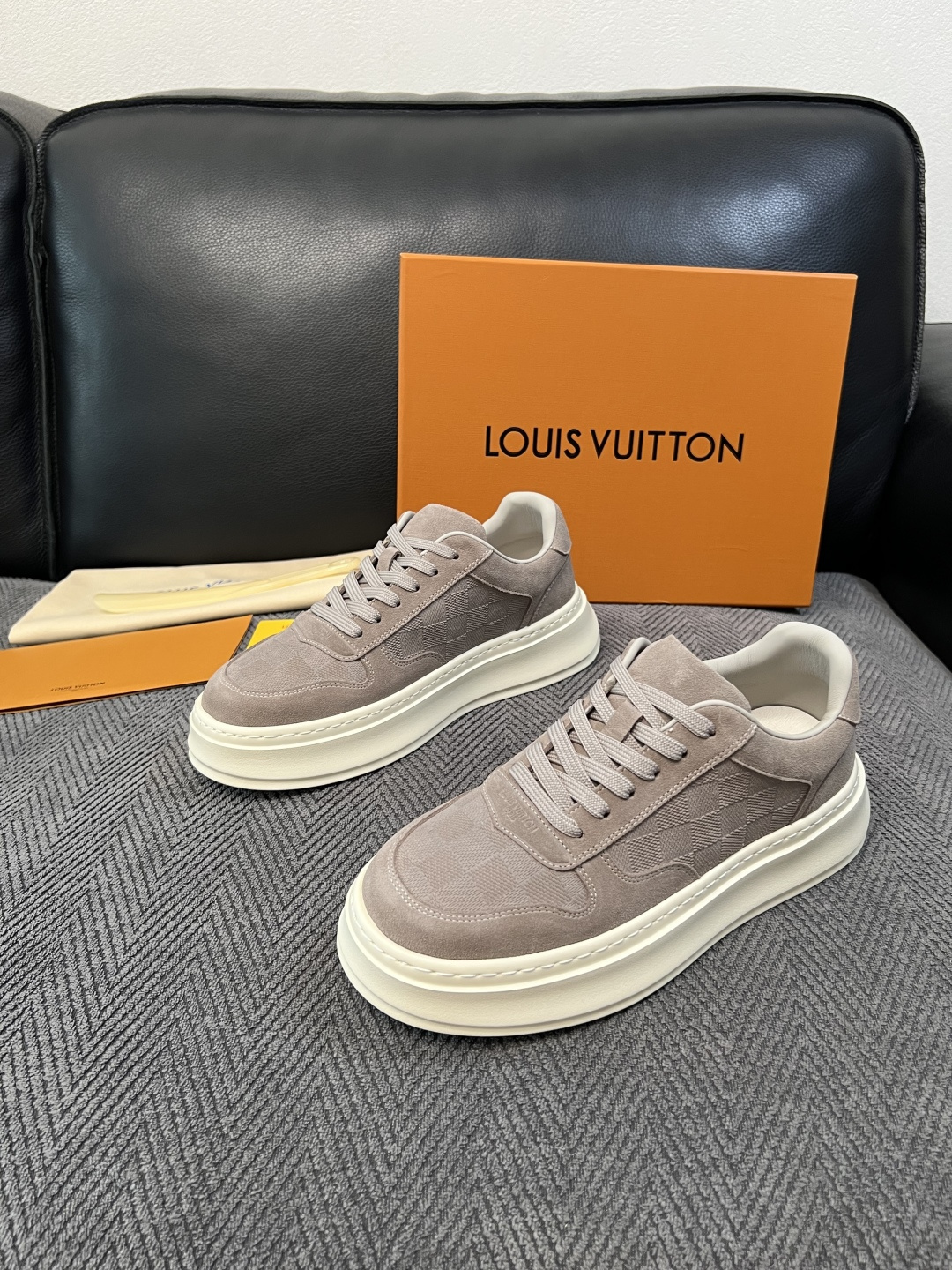 Lv  高品质  顶级工艺品  路易威登，运动板鞋专柜同步，鞋面意大利进口，高品质拼接缤纷色彩复杂工艺品，进口网布里垫柔