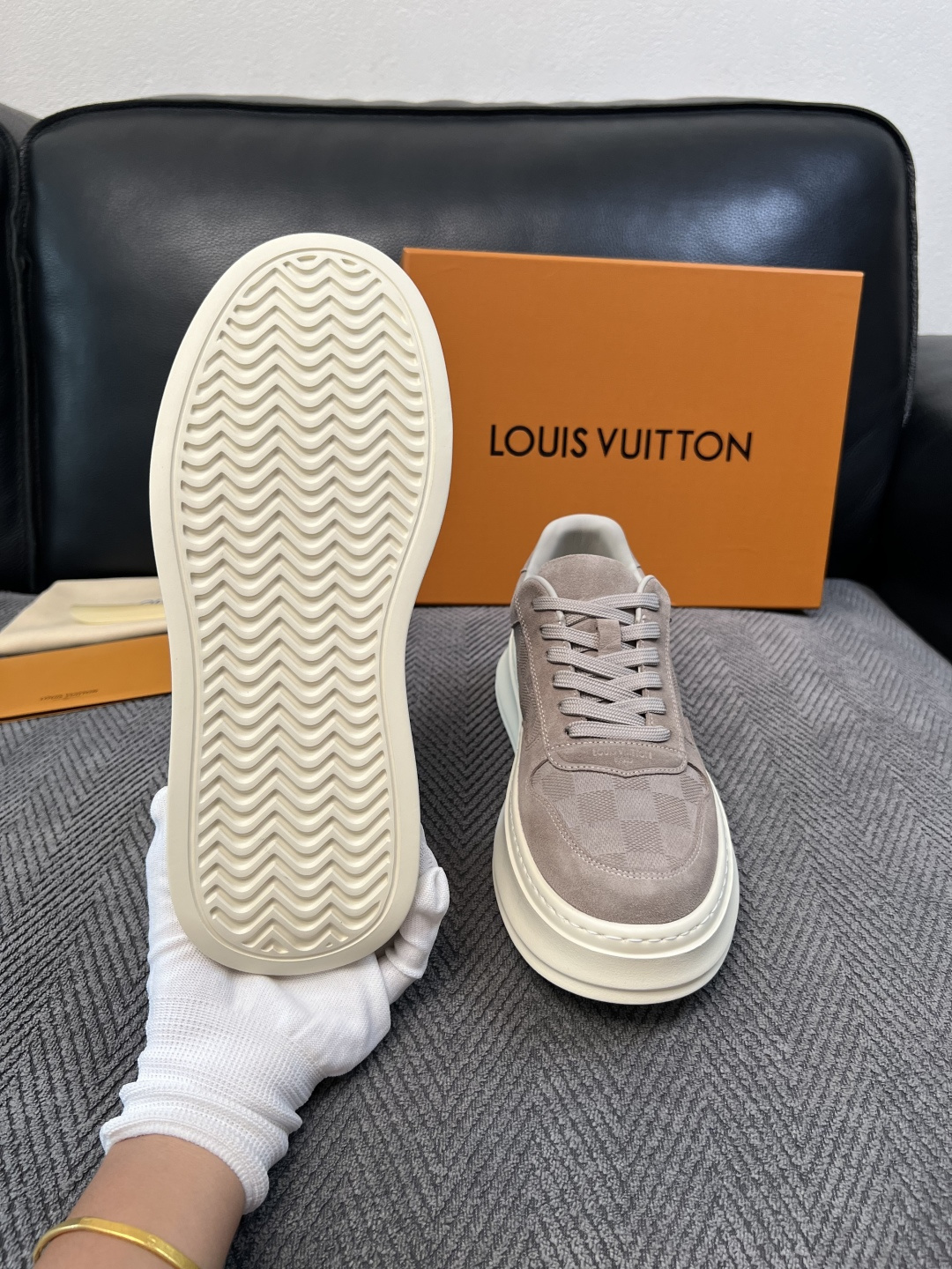 Lv  高品质  顶级工艺品  路易威登，运动板鞋专柜同步，鞋面意大利进口，高品质拼接缤纷色彩复杂工艺品，进口网布里垫柔