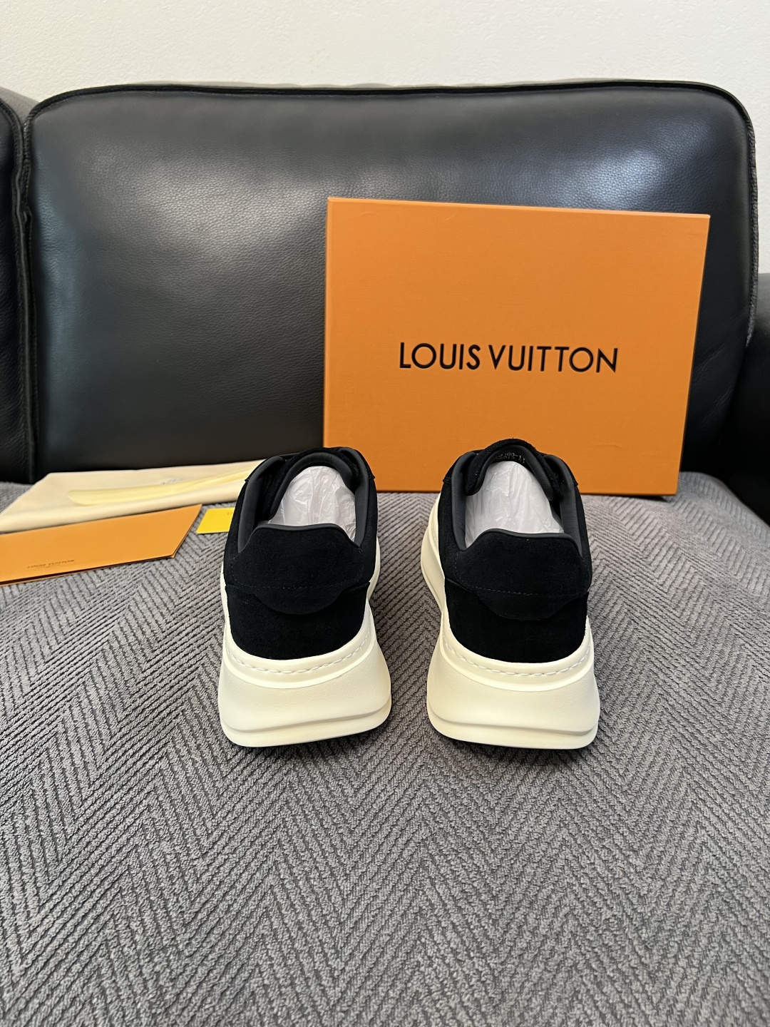 Lv  高品质  顶级工艺品  路易威登，运动板鞋专柜同步，鞋面意大利进口，高品质拼接缤纷色彩复杂工艺品，进口网布里垫柔