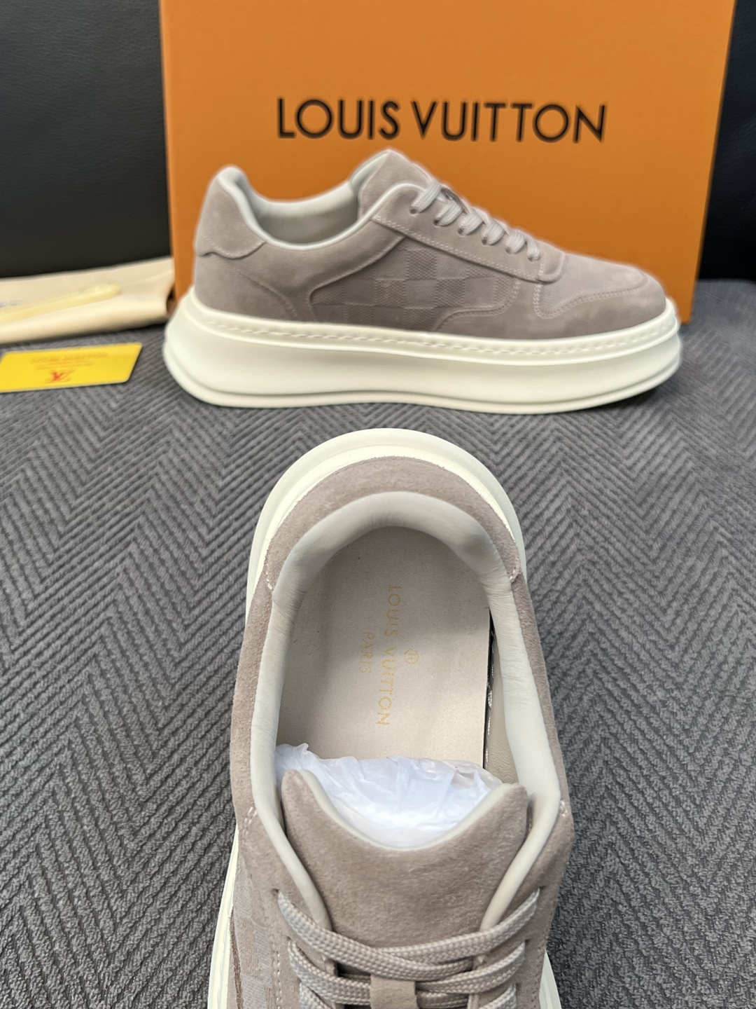 Lv  高品质  顶级工艺品  路易威登，运动板鞋专柜同步，鞋面意大利进口，高品质拼接缤纷色彩复杂工艺品，进口网布里垫柔